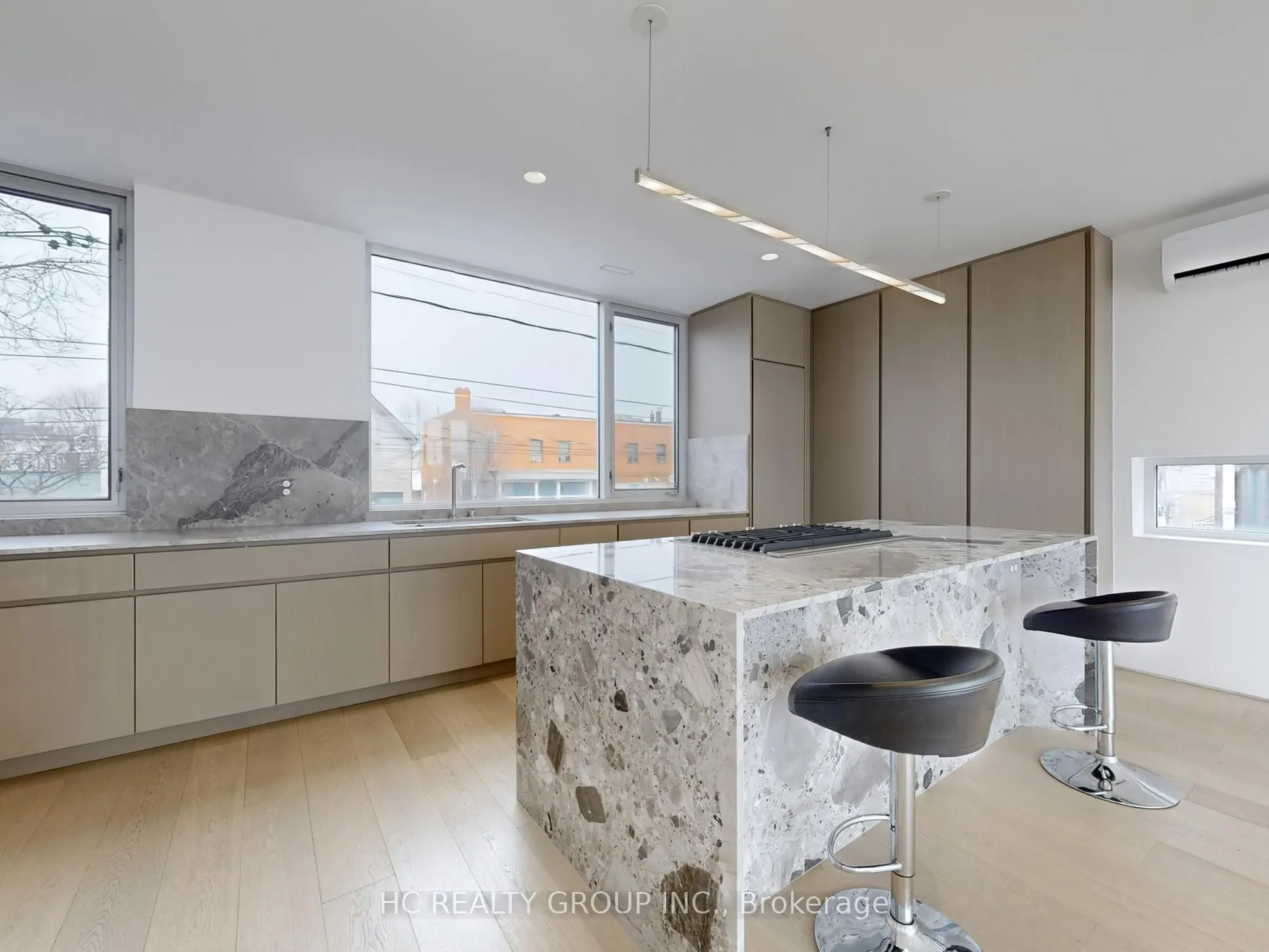 899 Dundas Street W