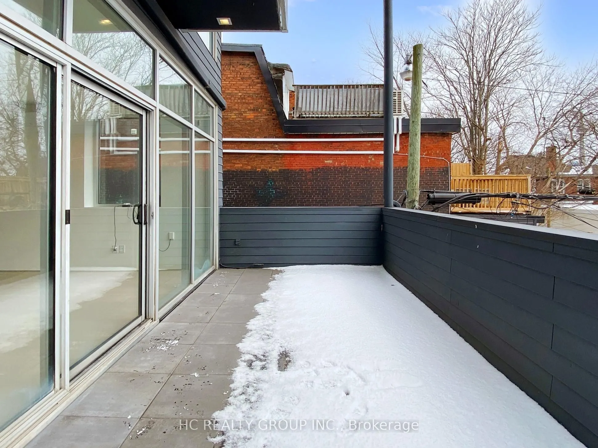 899 Dundas Street W