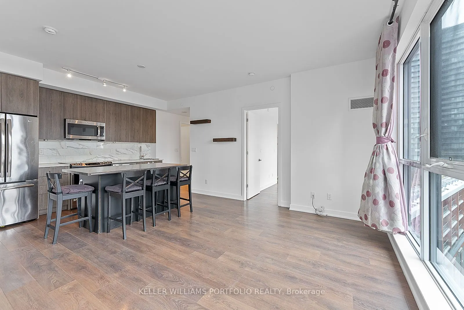 50 Bruyeres Mews #1009