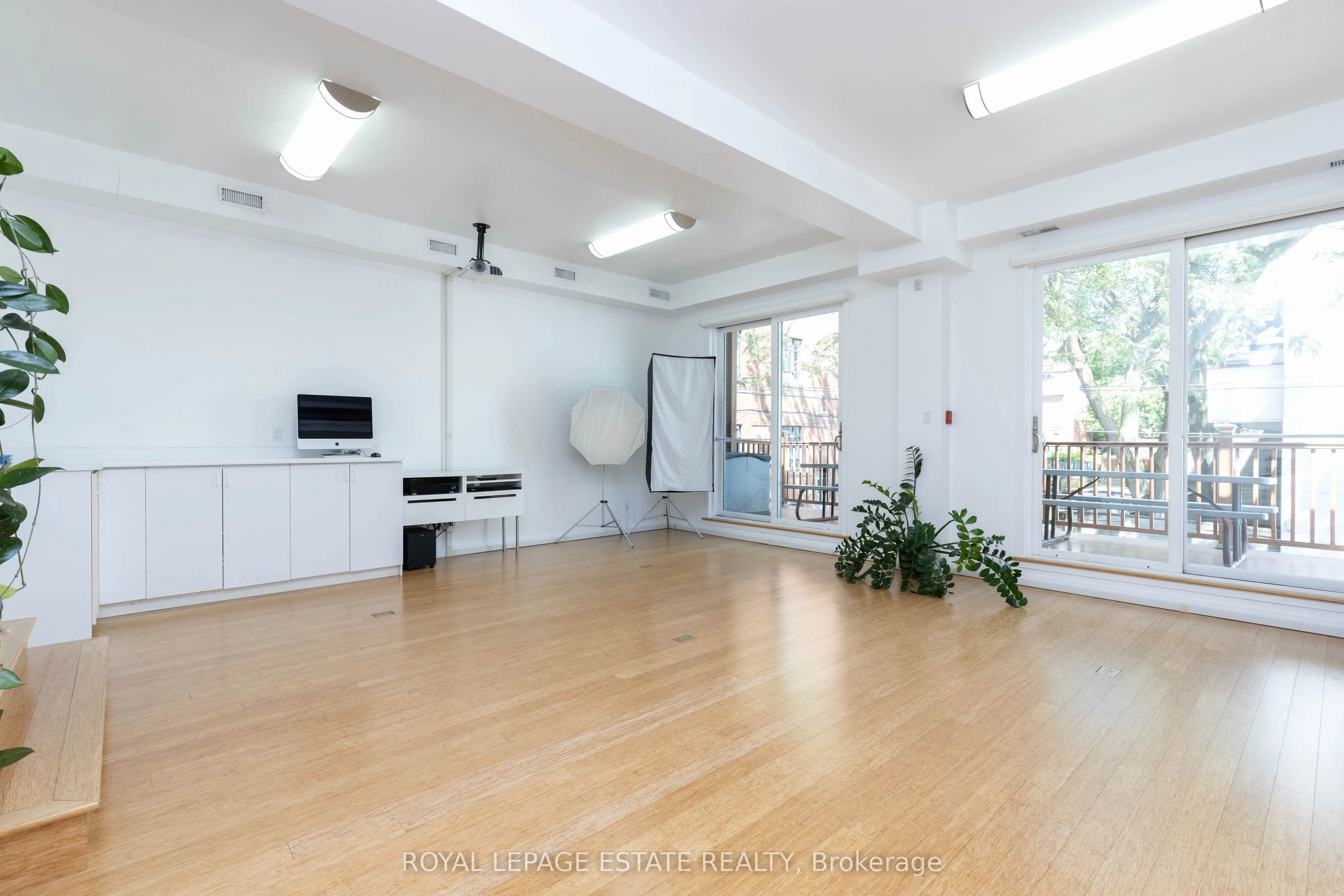 432 Queen Street E