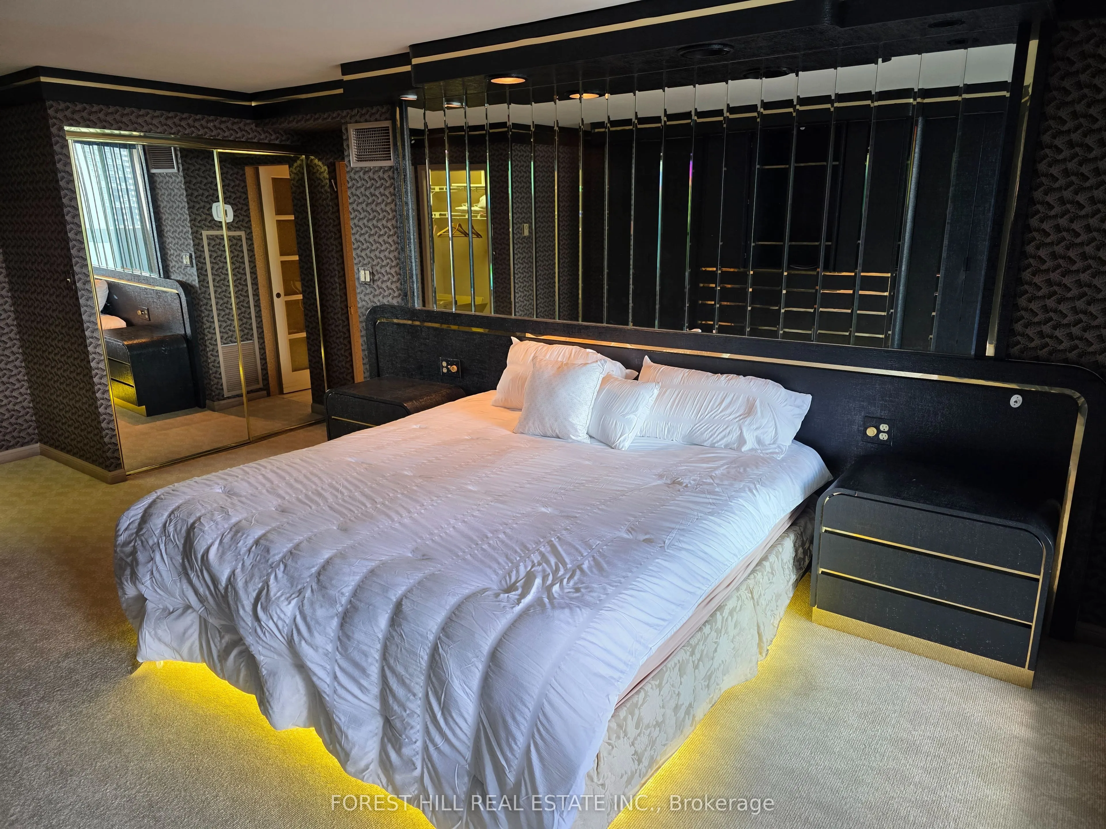 85 Skymark Drive #2201