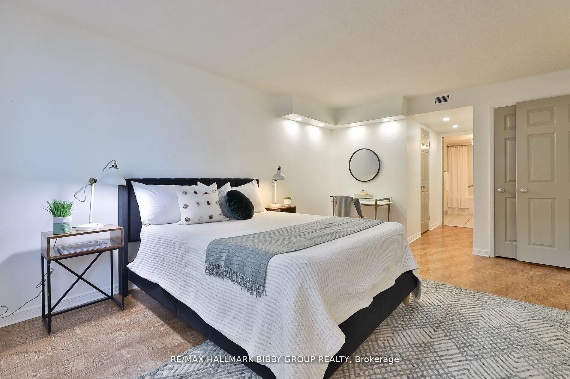 360 Bloor Street E #1007