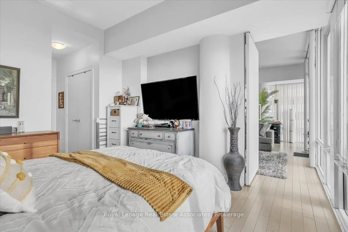 29 Queens Quay E #323