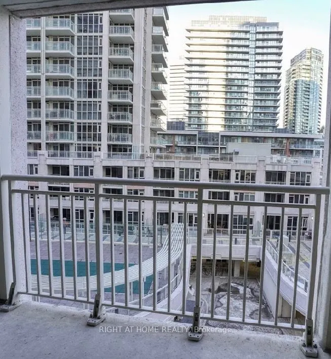 35 Bastion Street #706