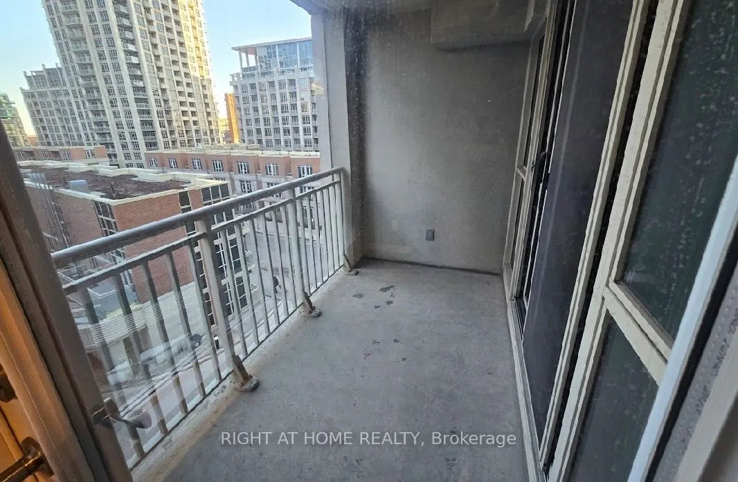 35 Bastion Street #706