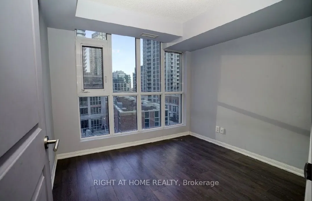 35 Bastion Street #706