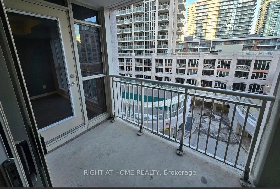 35 Bastion Street #706
