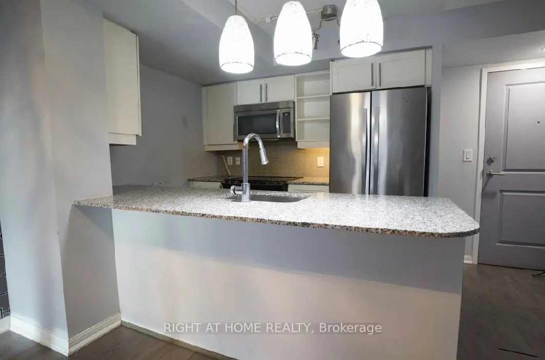 35 Bastion Street #706