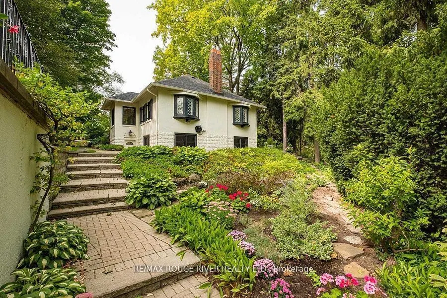 11 Donwoods Drive