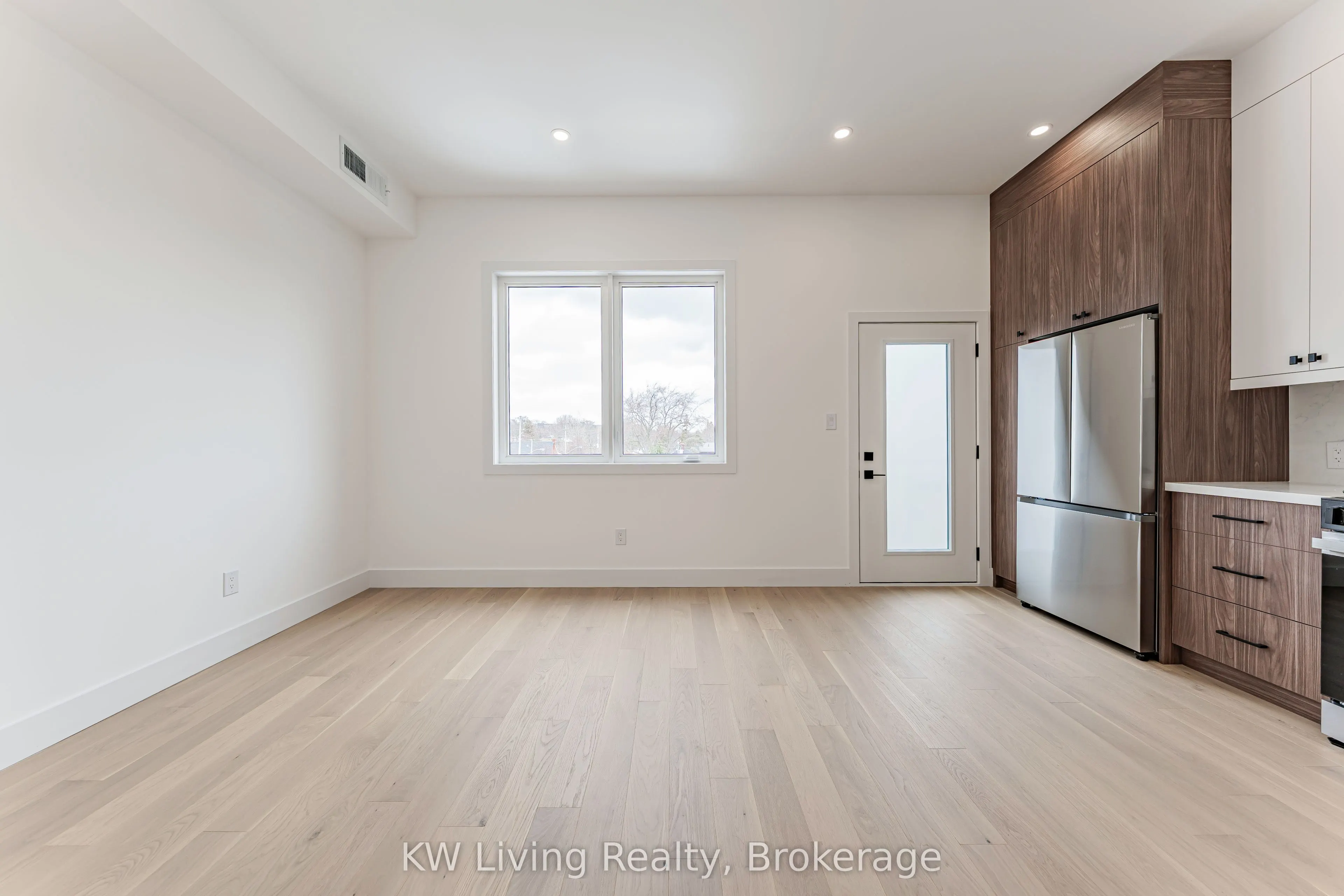 712 Eglinton Avenue E