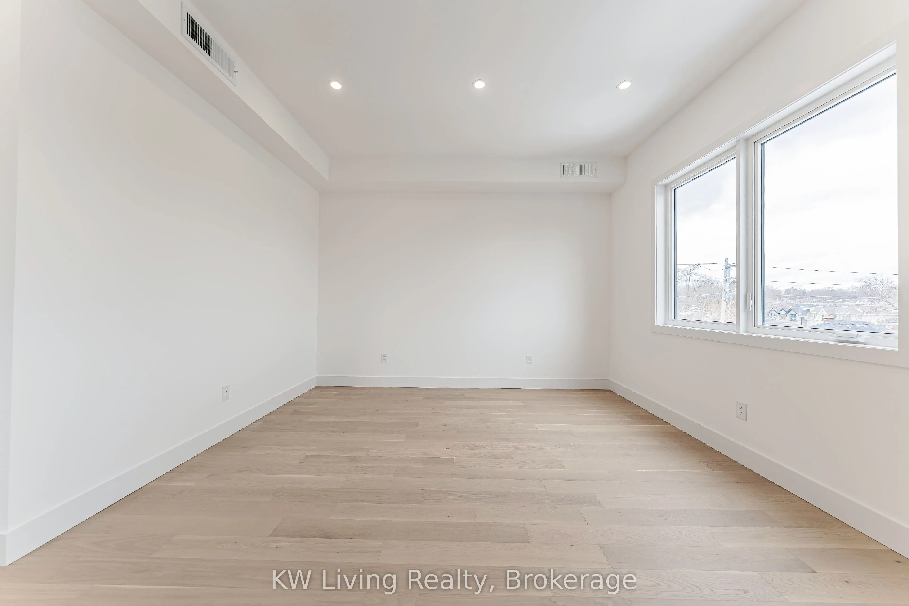 712 Eglinton Avenue E