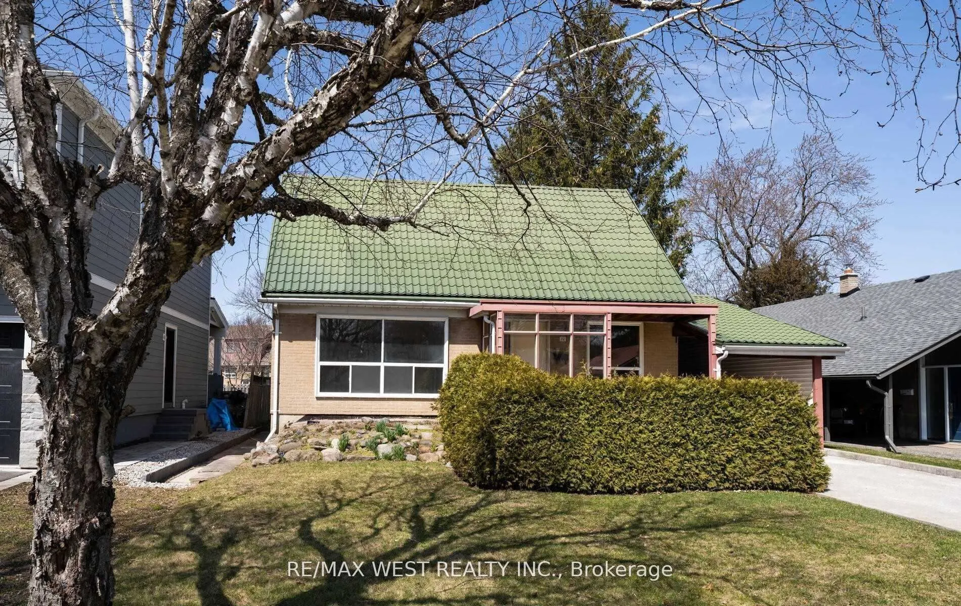 32 Broadleaf Road