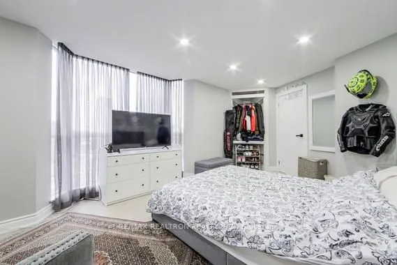 85 Skymark Drive #502