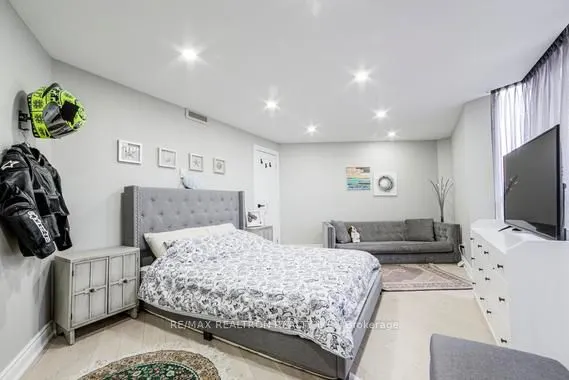 85 Skymark Drive #502