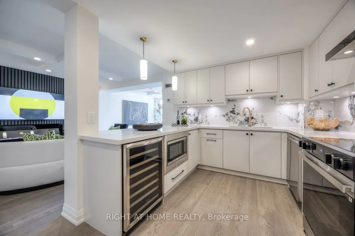5444 Yonge Street #1810