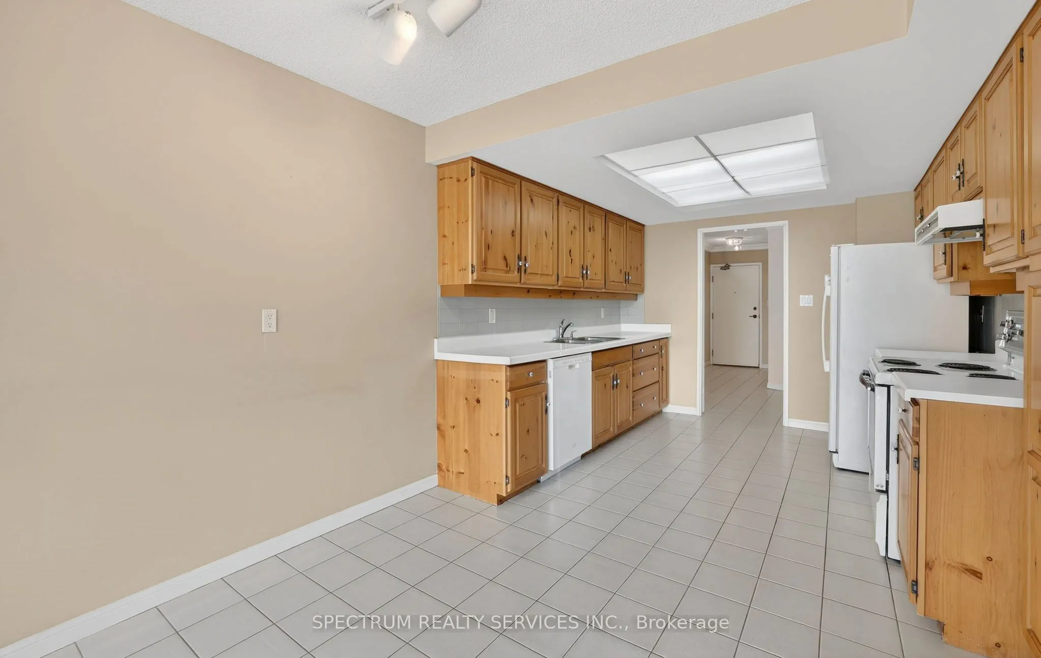 85 Skymark Drive #302