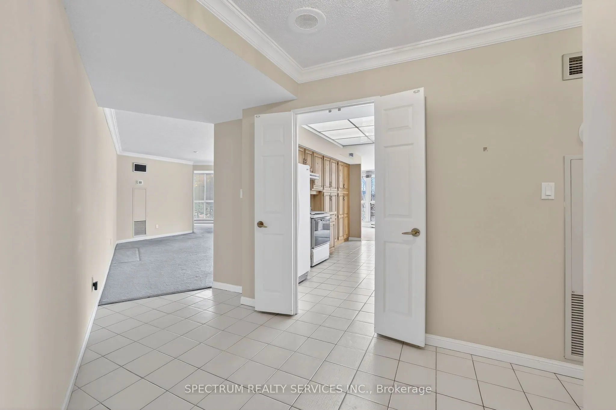 85 Skymark Drive #302