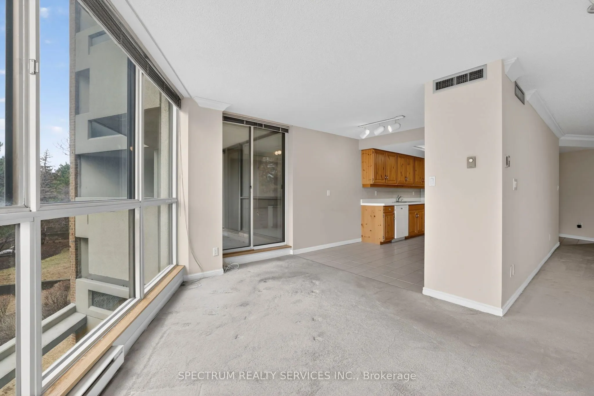 85 Skymark Drive #302