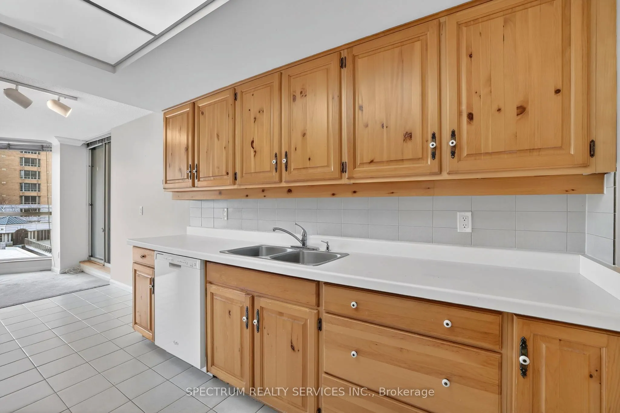 85 Skymark Drive #302