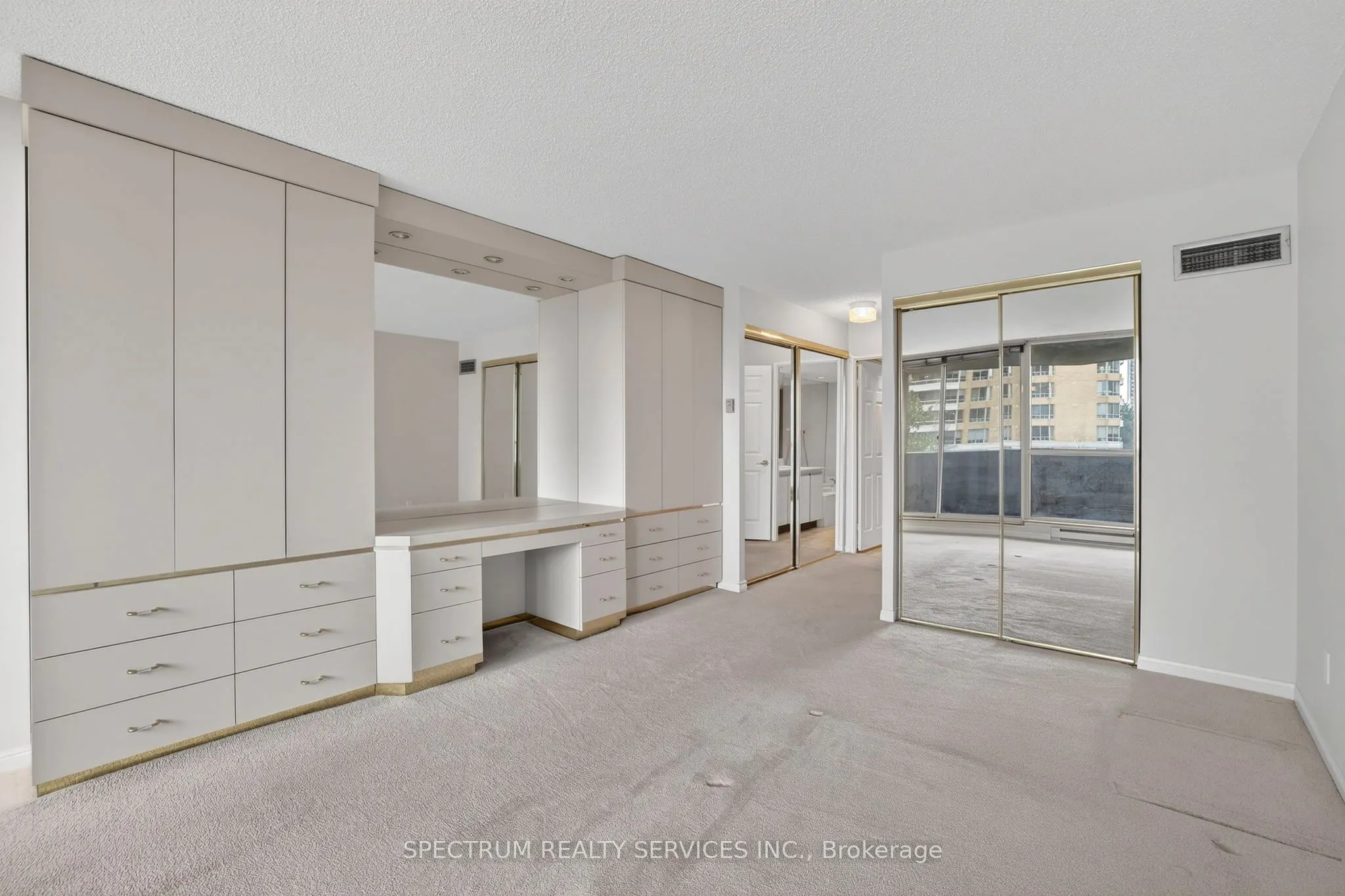 85 Skymark Drive #302