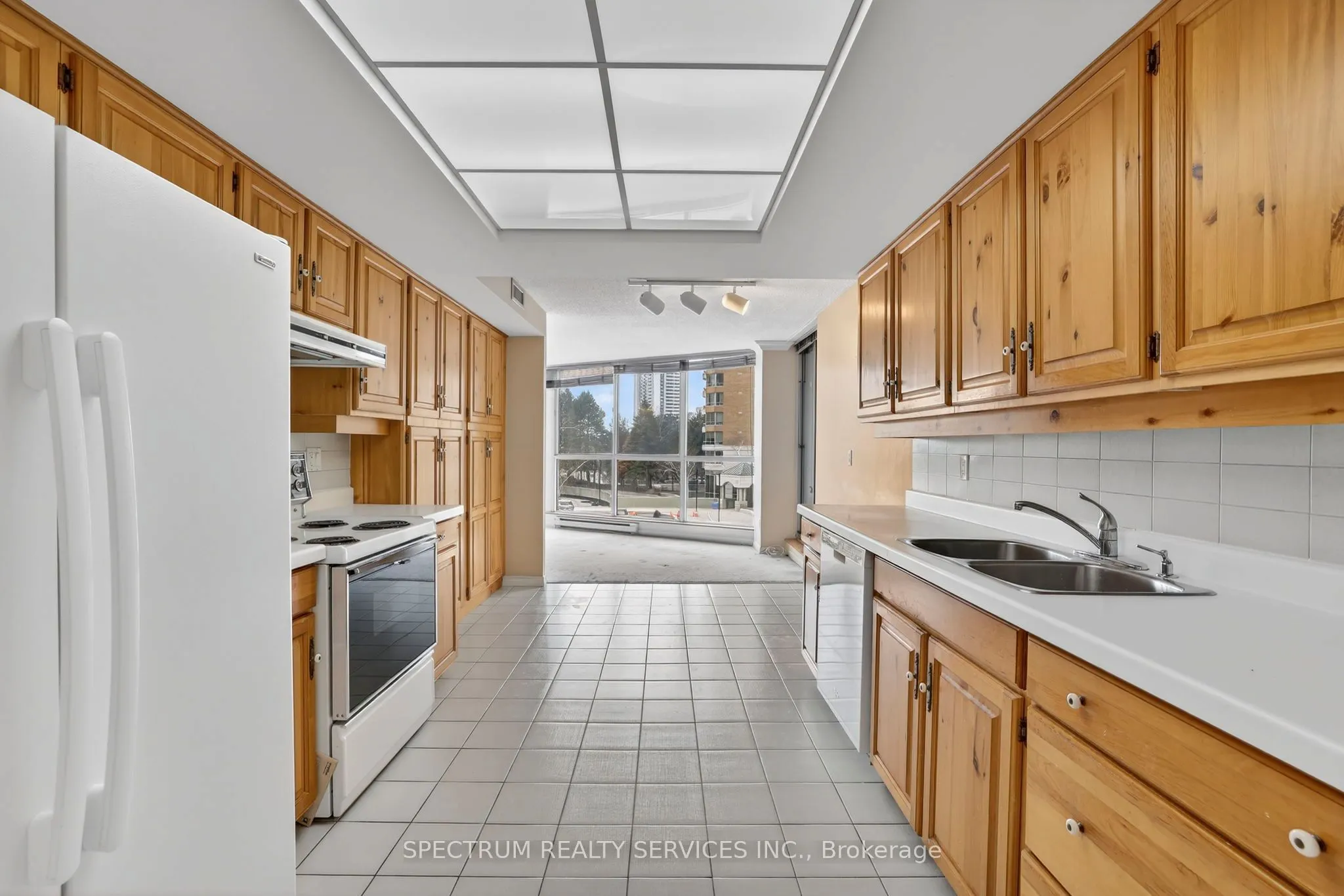 85 Skymark Drive #302