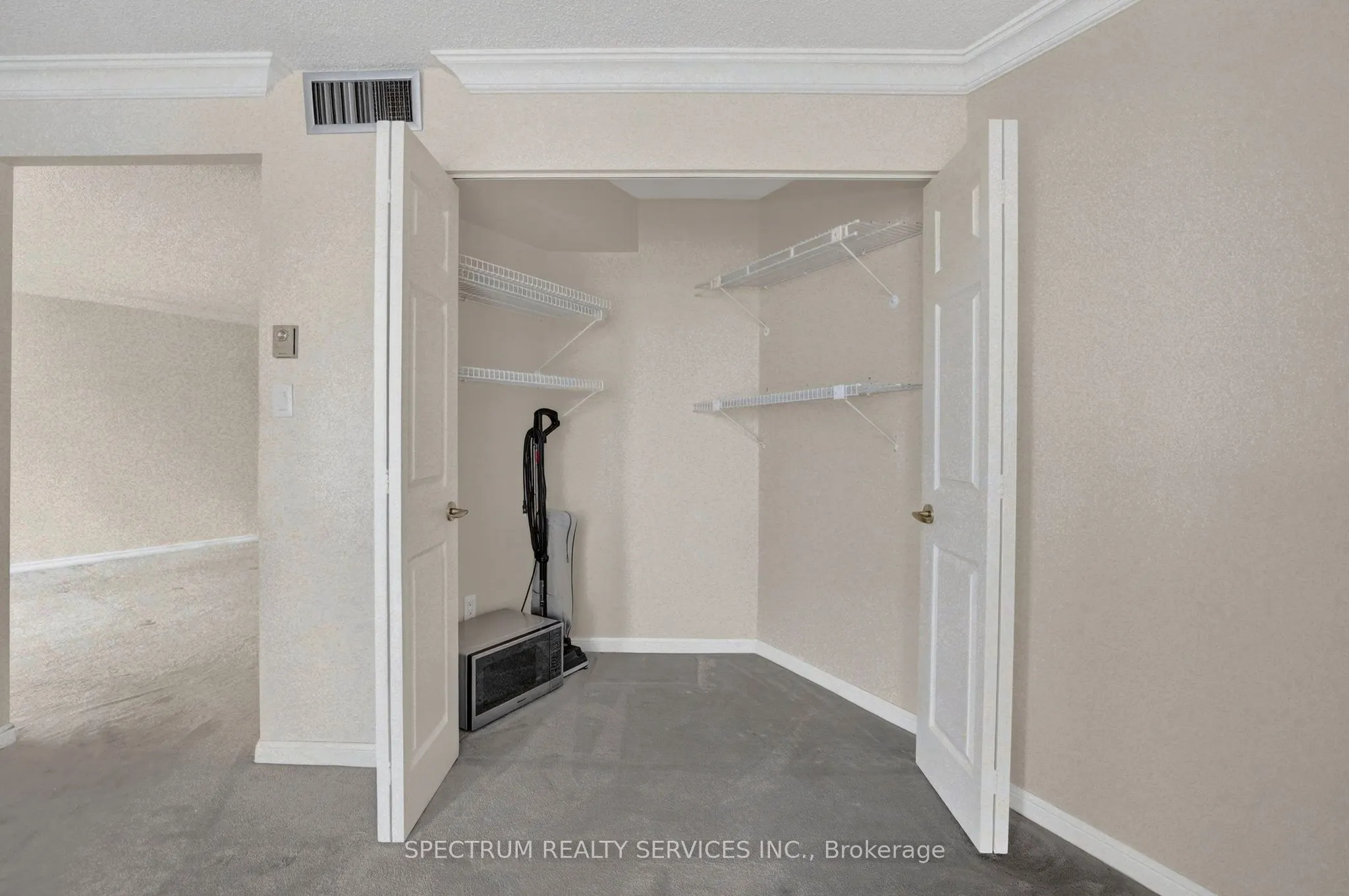 85 Skymark Drive #302