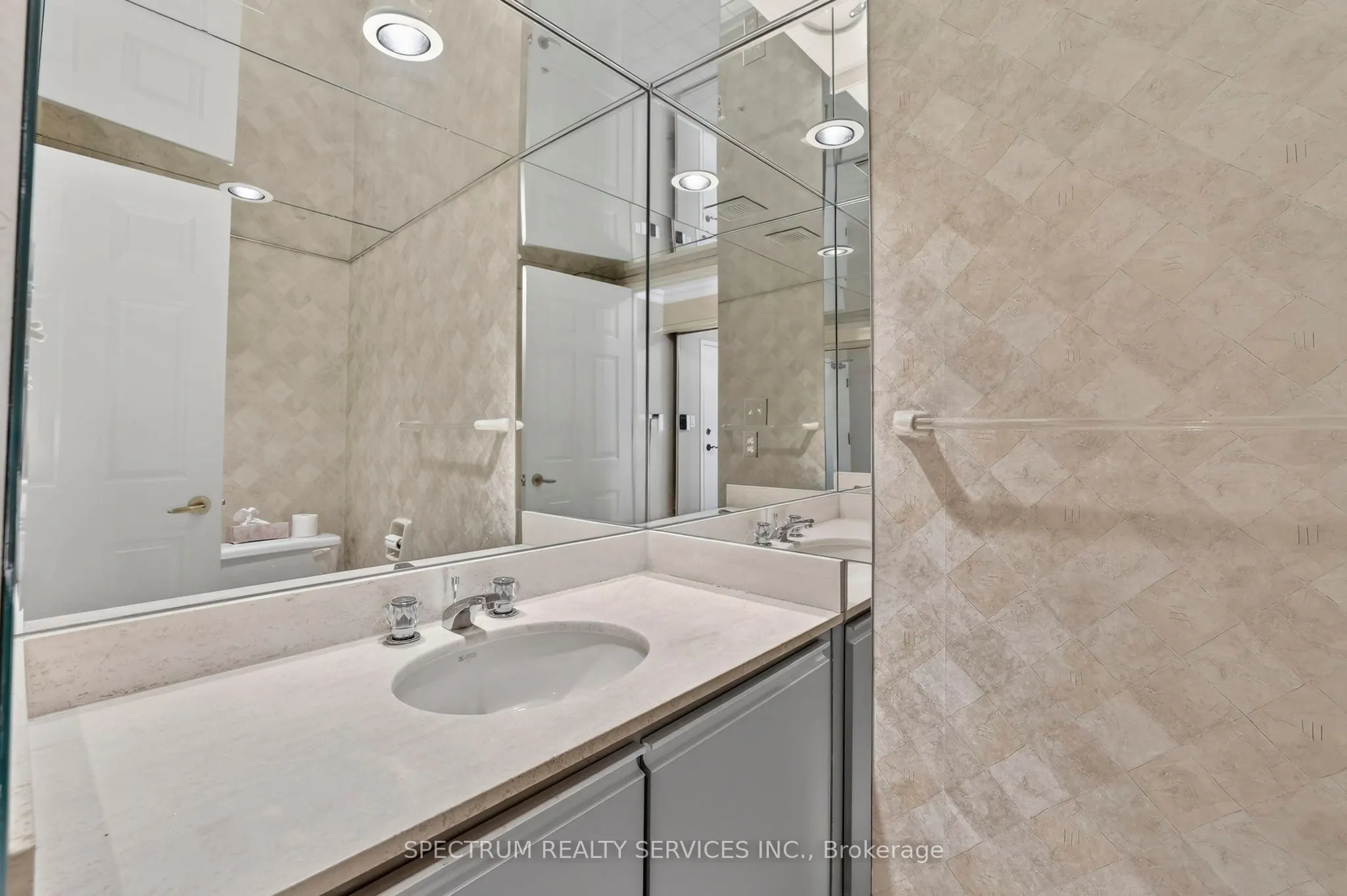 85 Skymark Drive #302