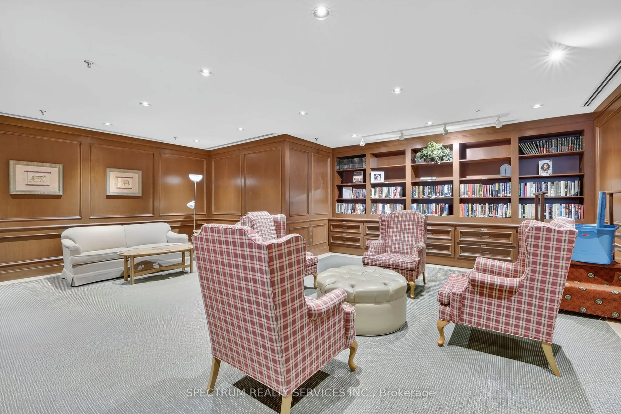 85 Skymark Drive #302