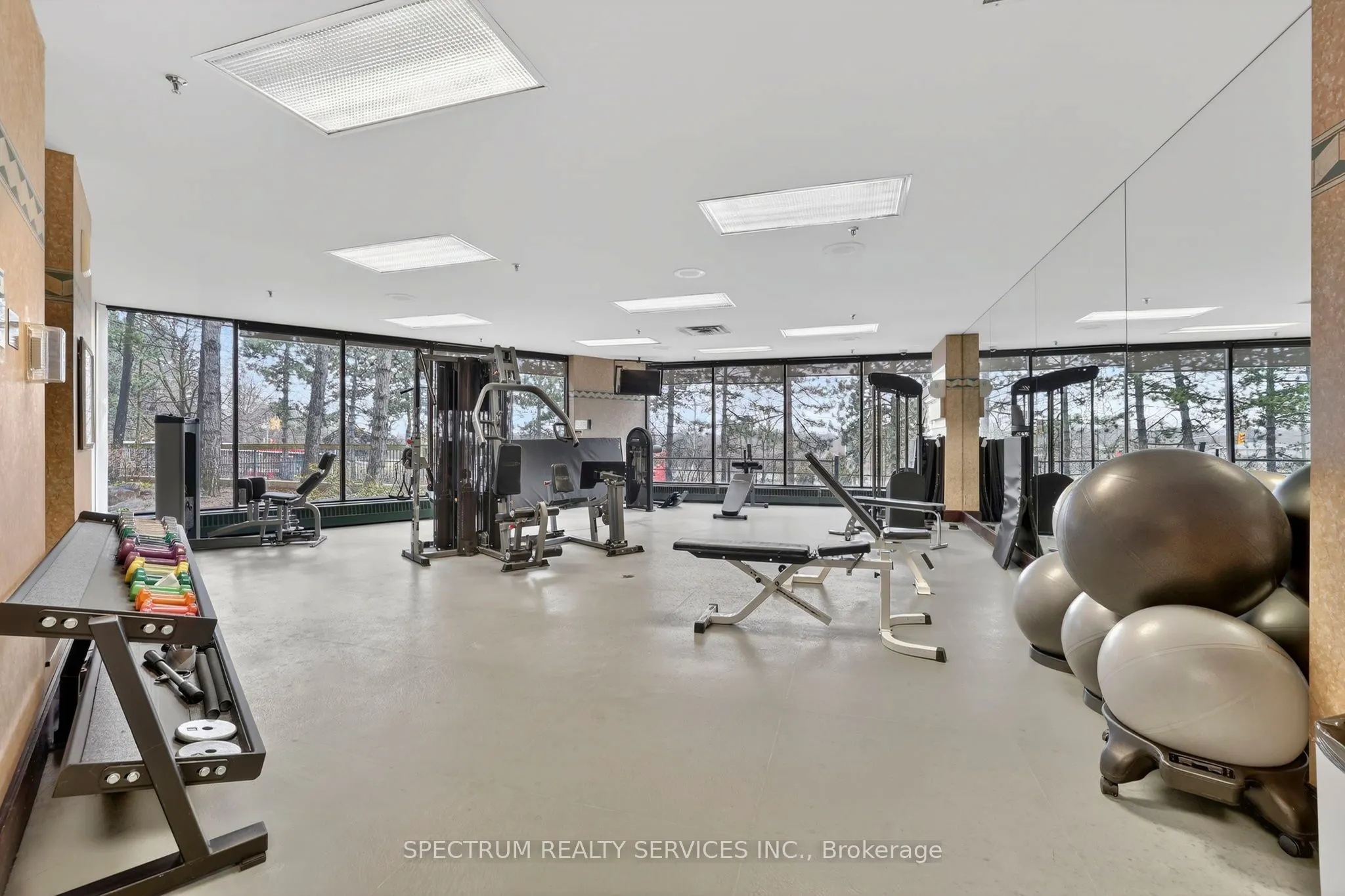 85 Skymark Drive #302