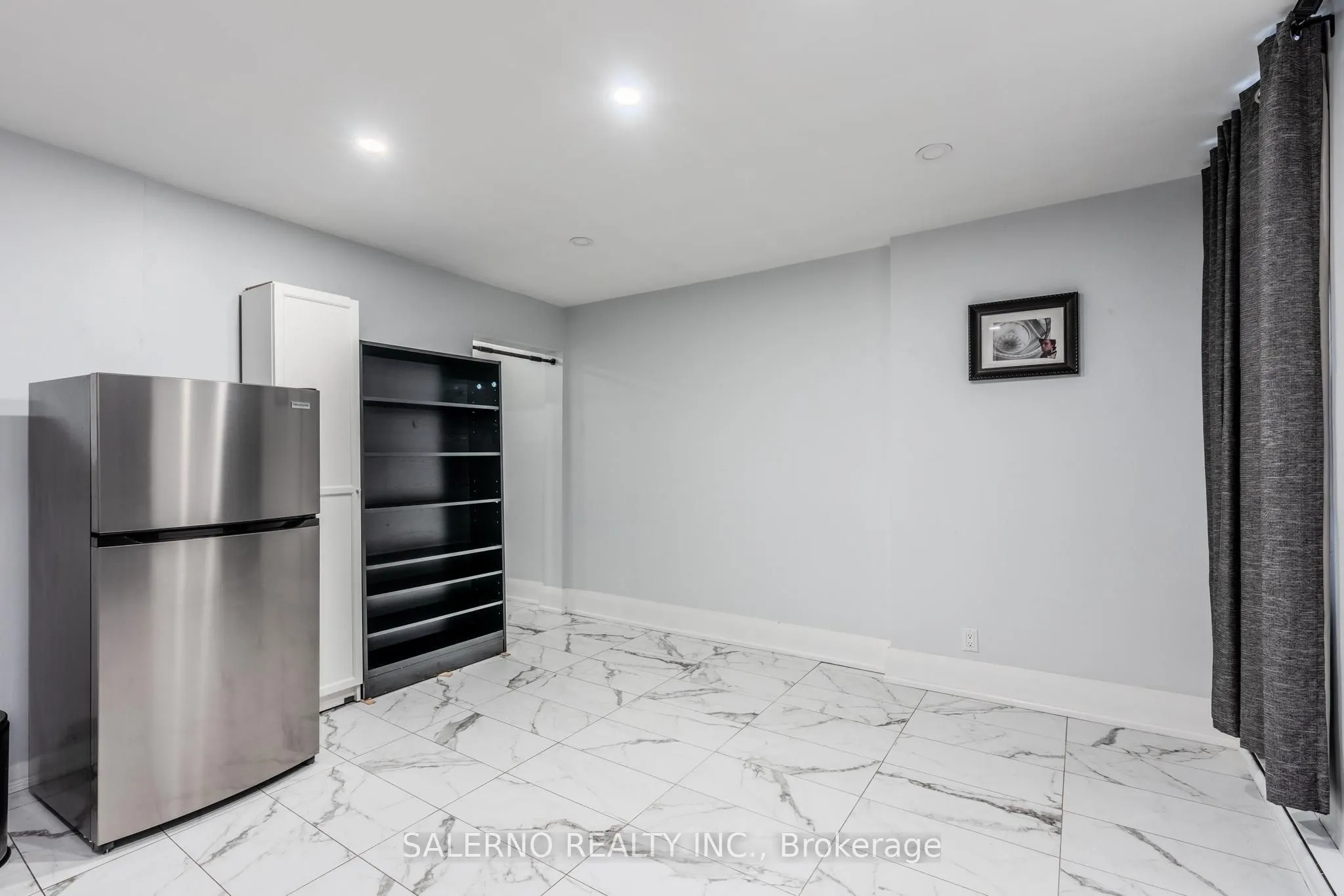 756 Dundas Street W #Main