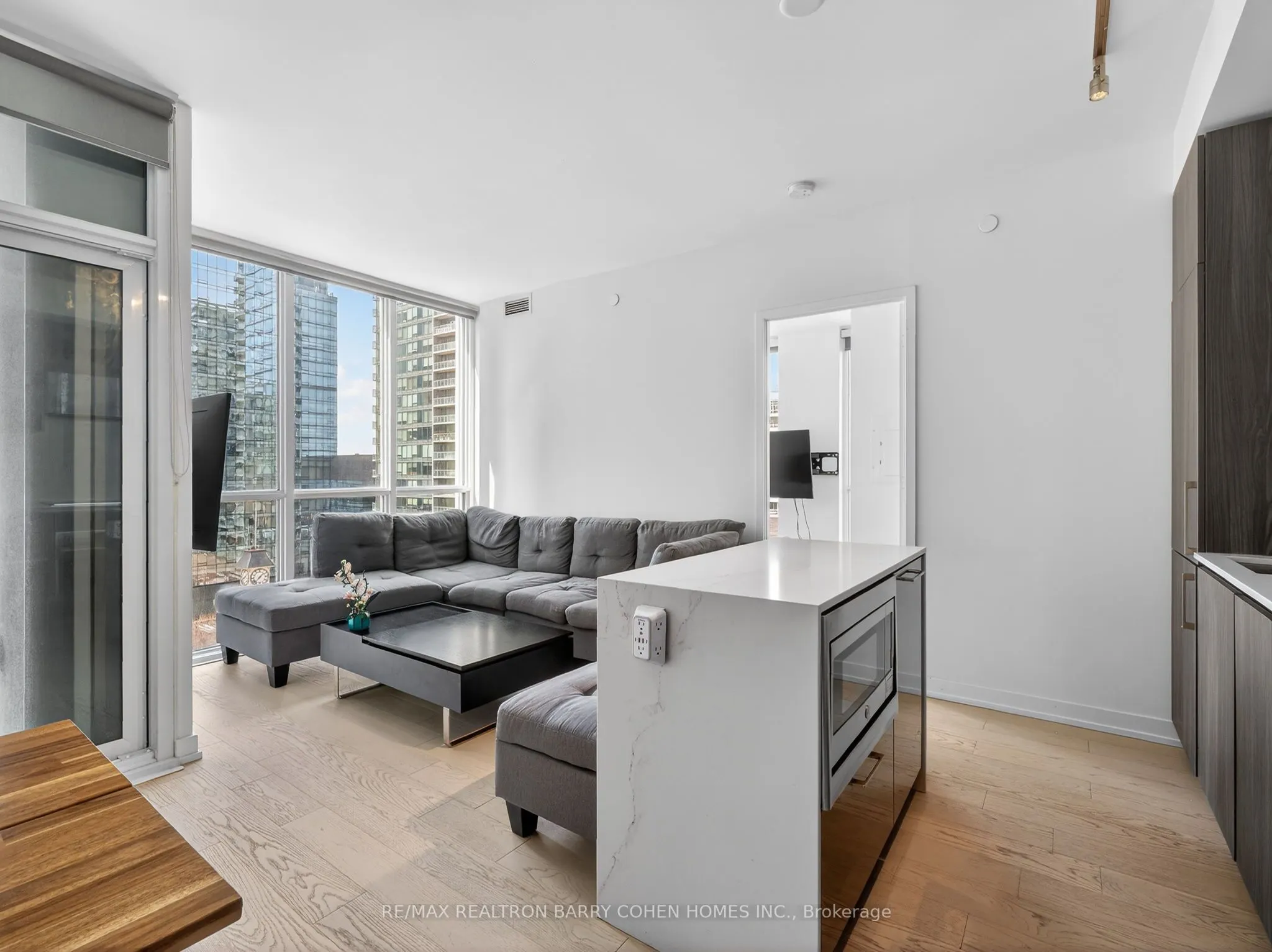1 Yorkville Avenue #905