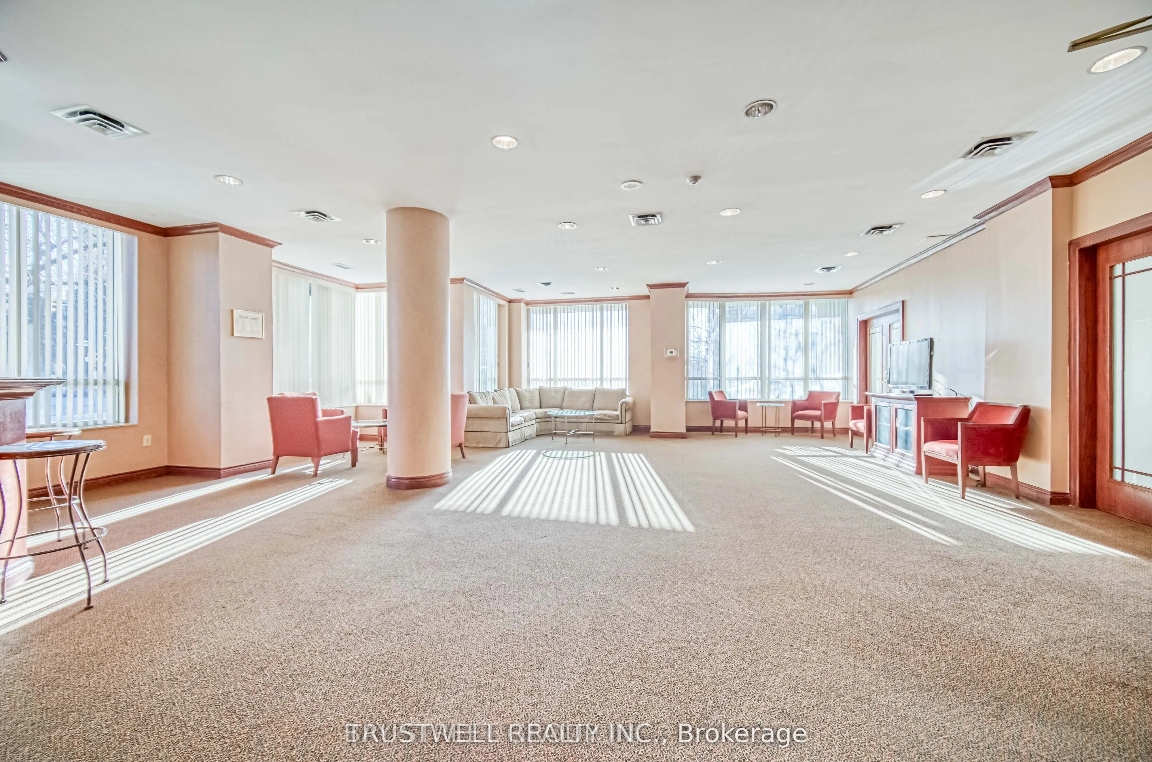 39 Pemberton Avenue #401