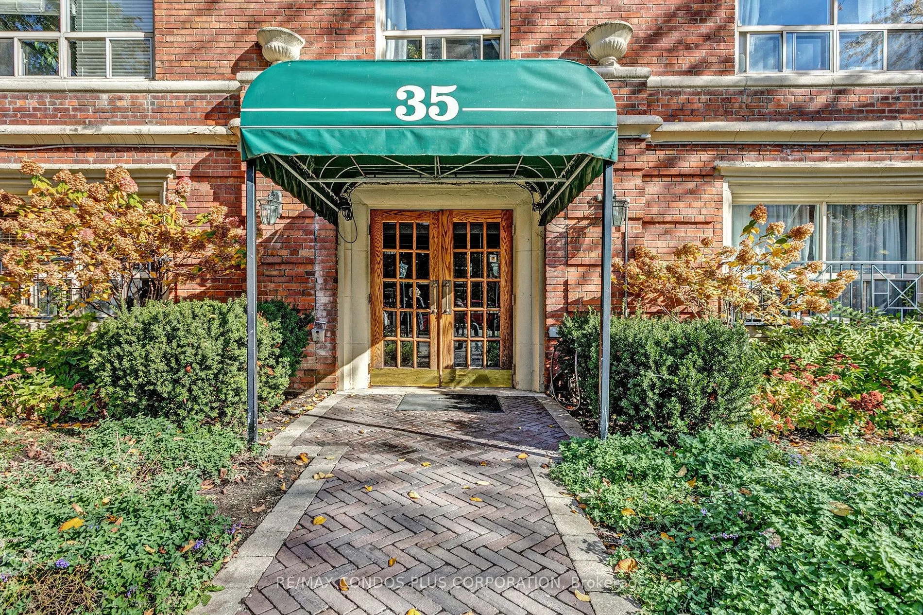 35 Raglan Avenue #202