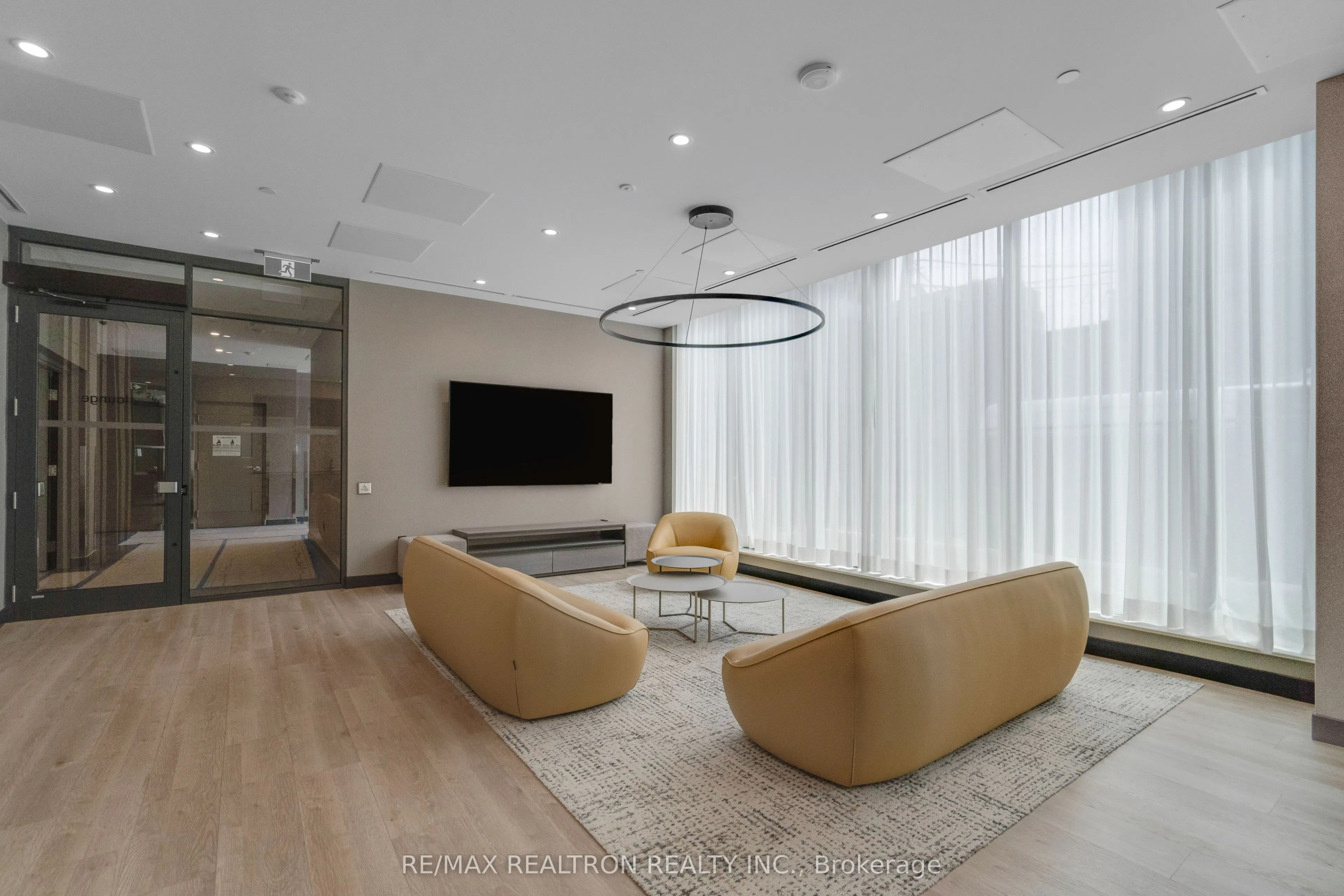 664 Spadina Avenue #404