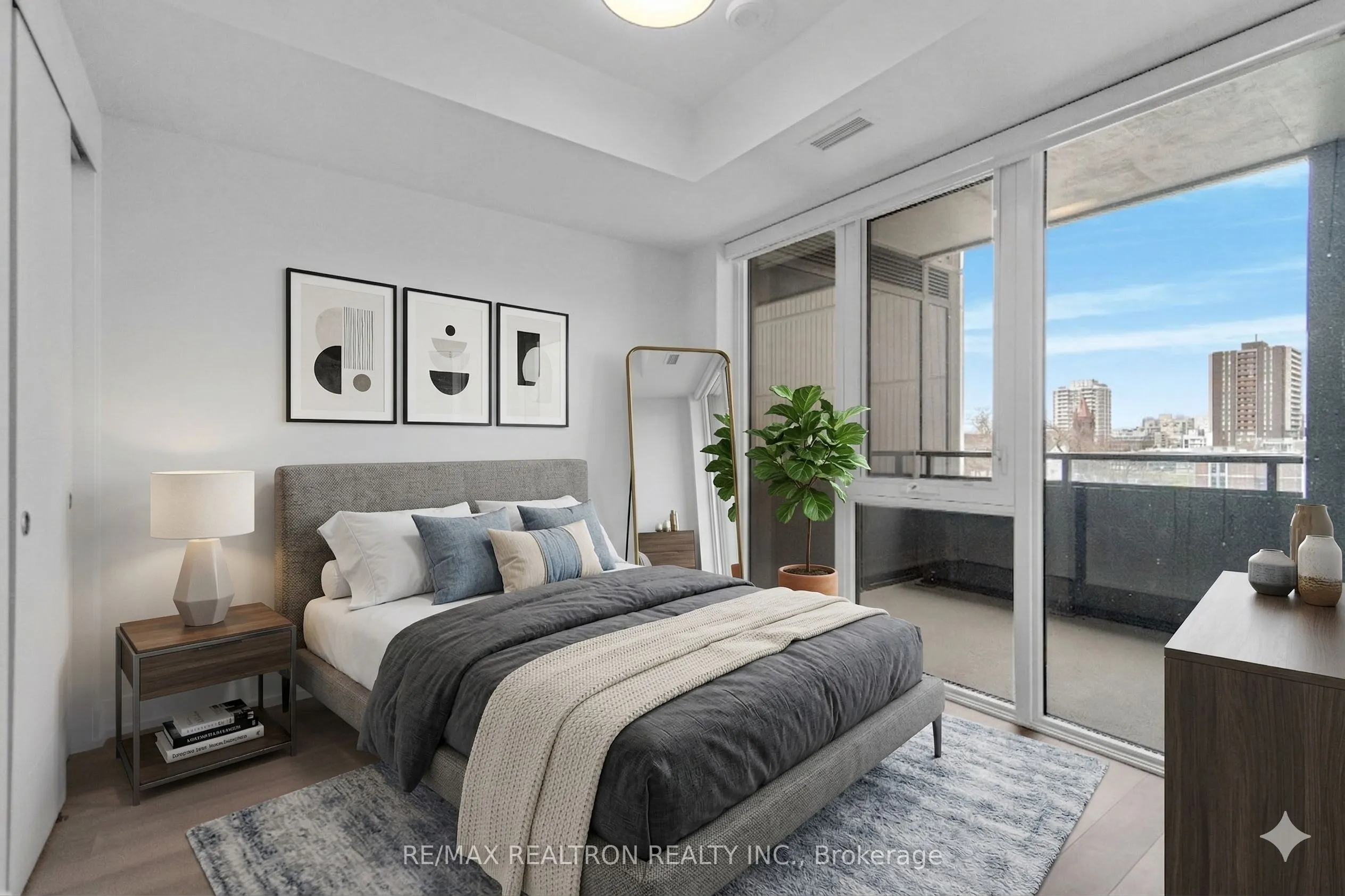 664 Spadina Avenue #404