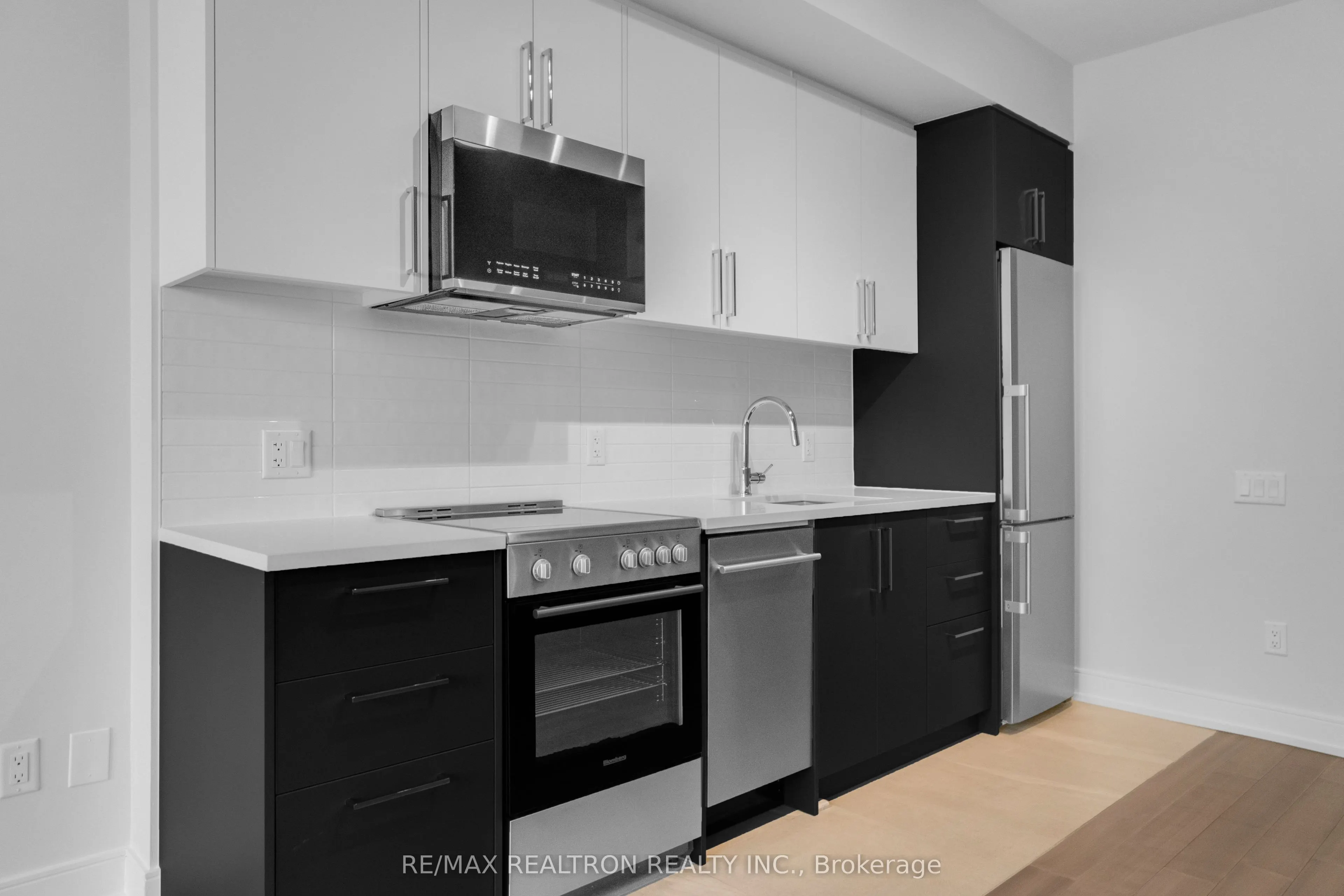 664 Spadina Avenue #404