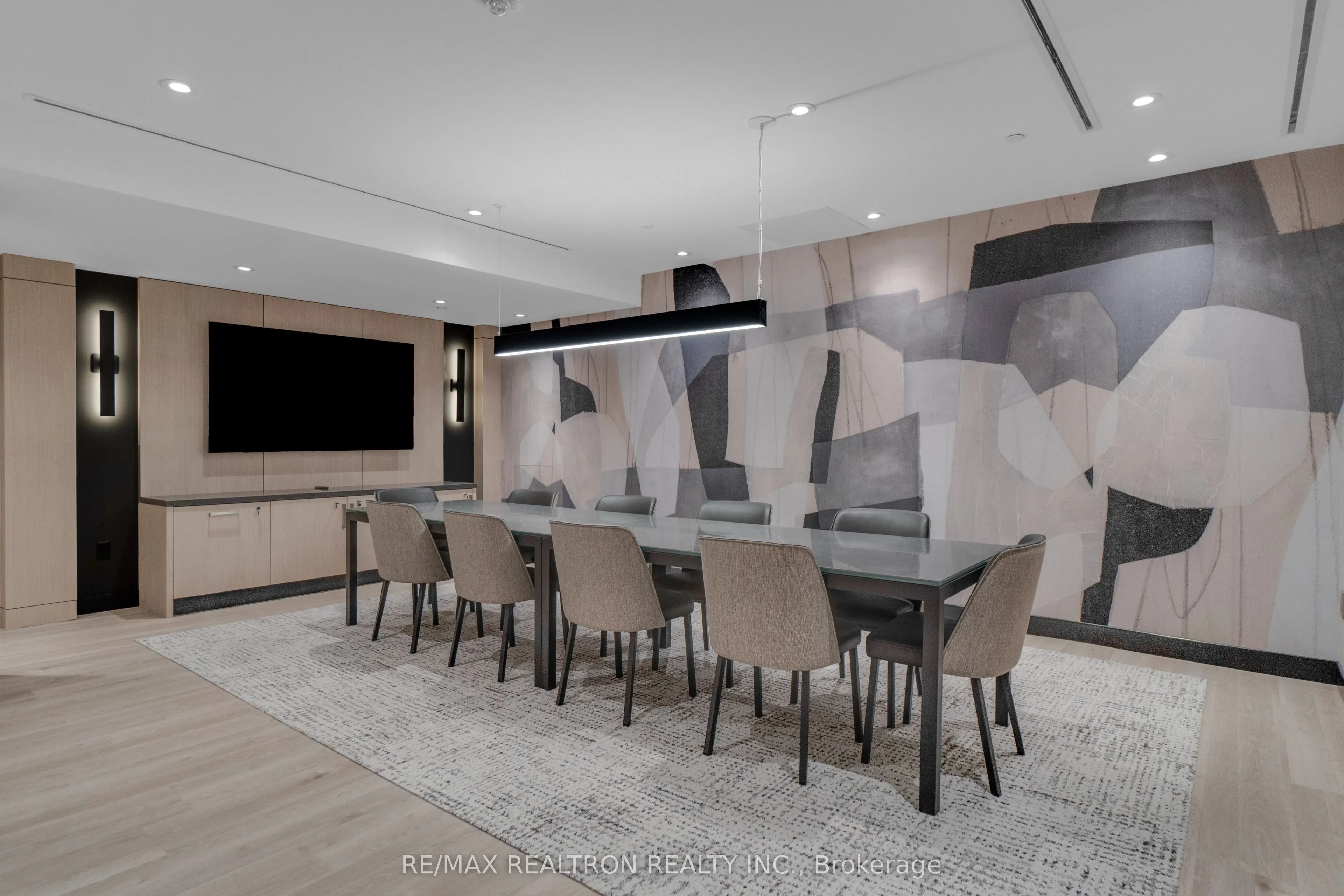 664 Spadina Avenue #404