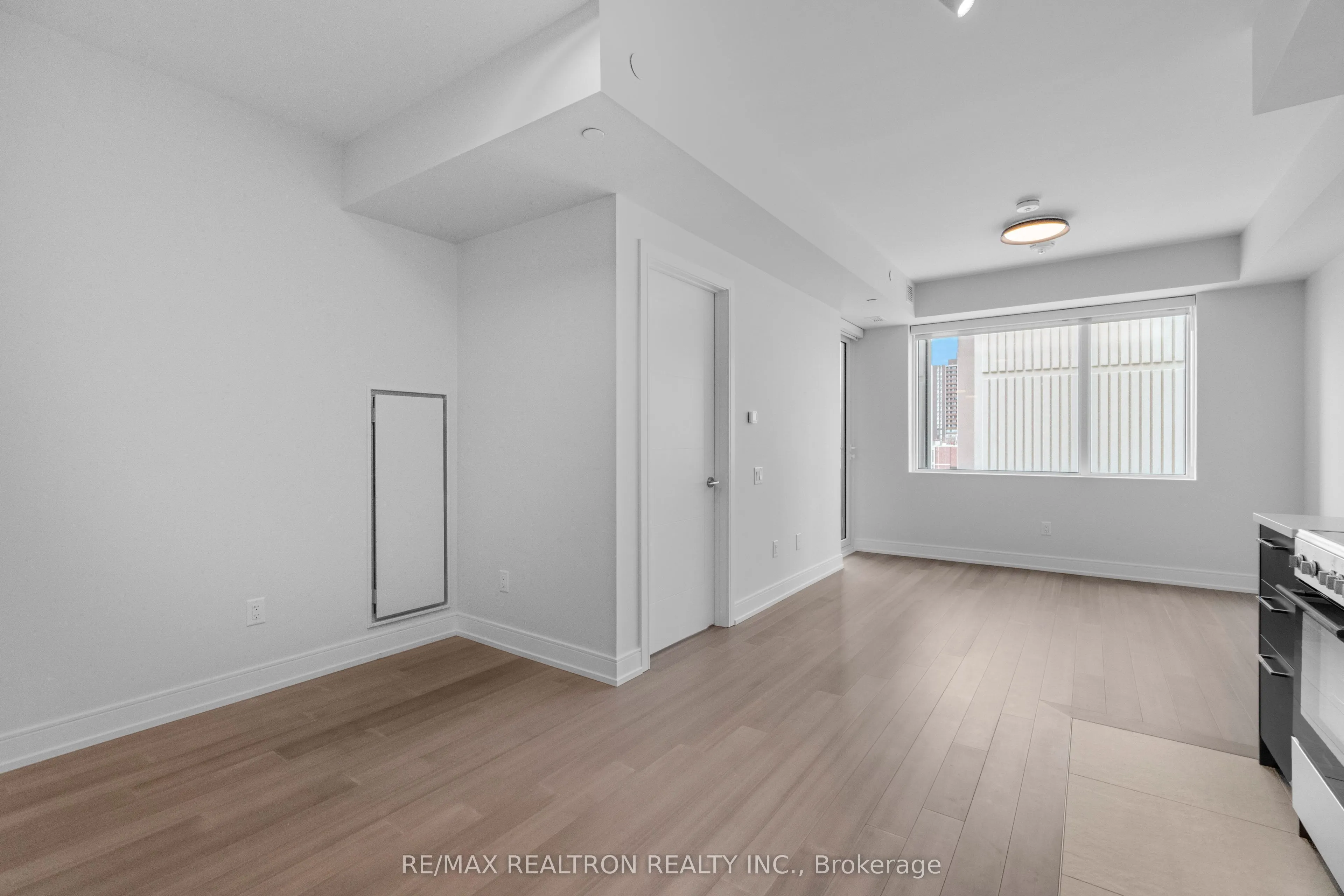 664 Spadina Avenue #404