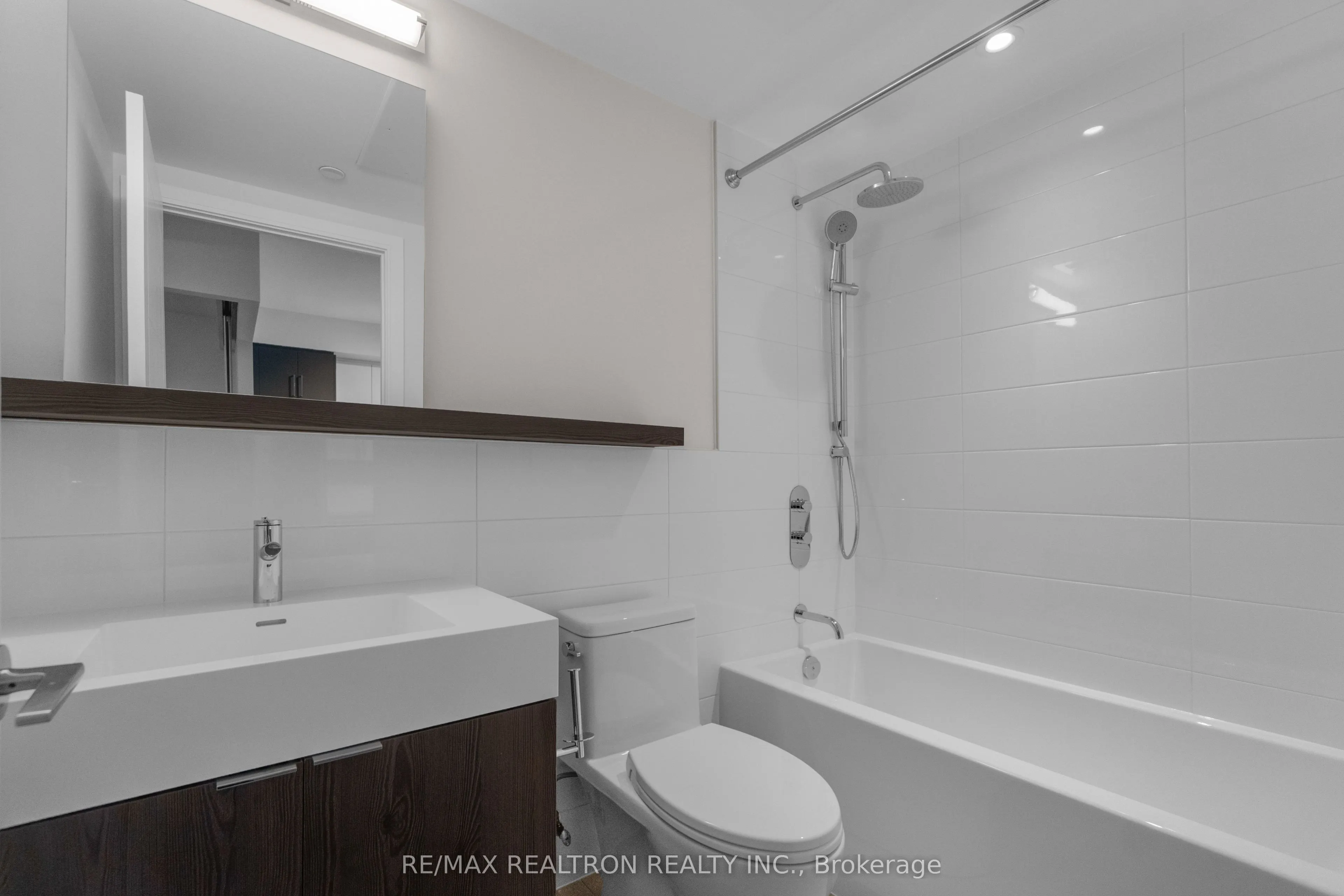 664 Spadina Avenue #404