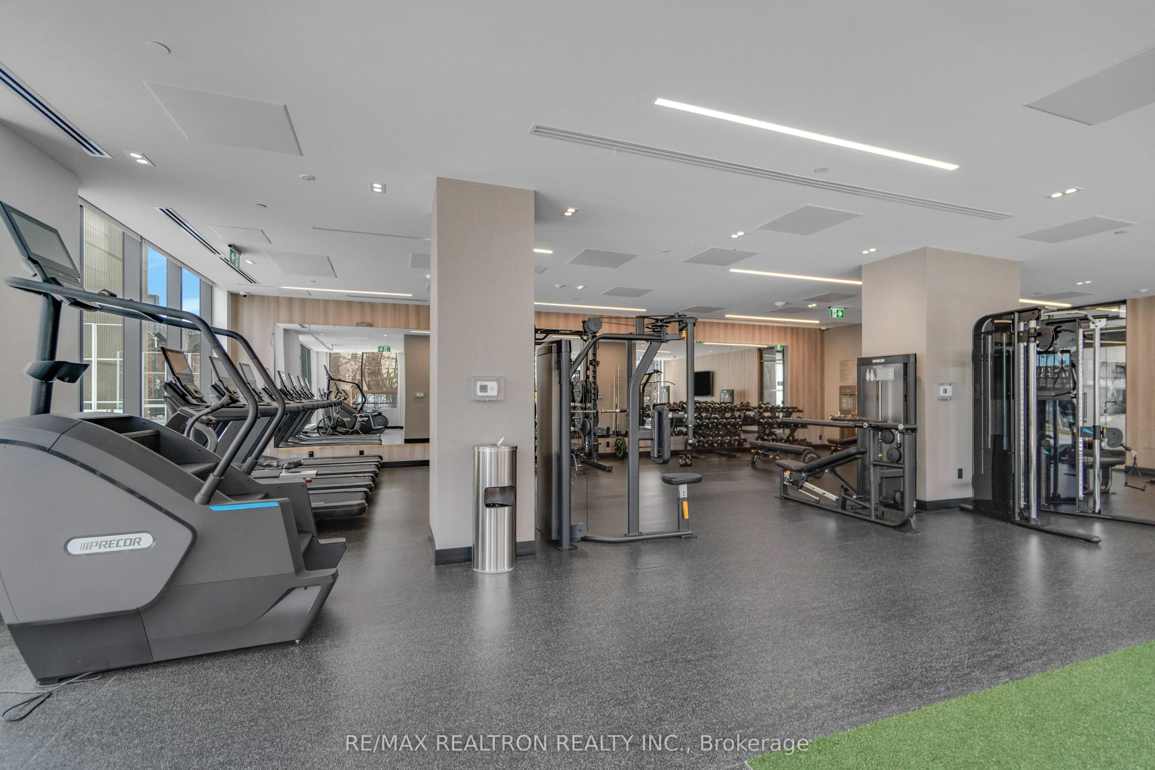 664 Spadina Avenue #404