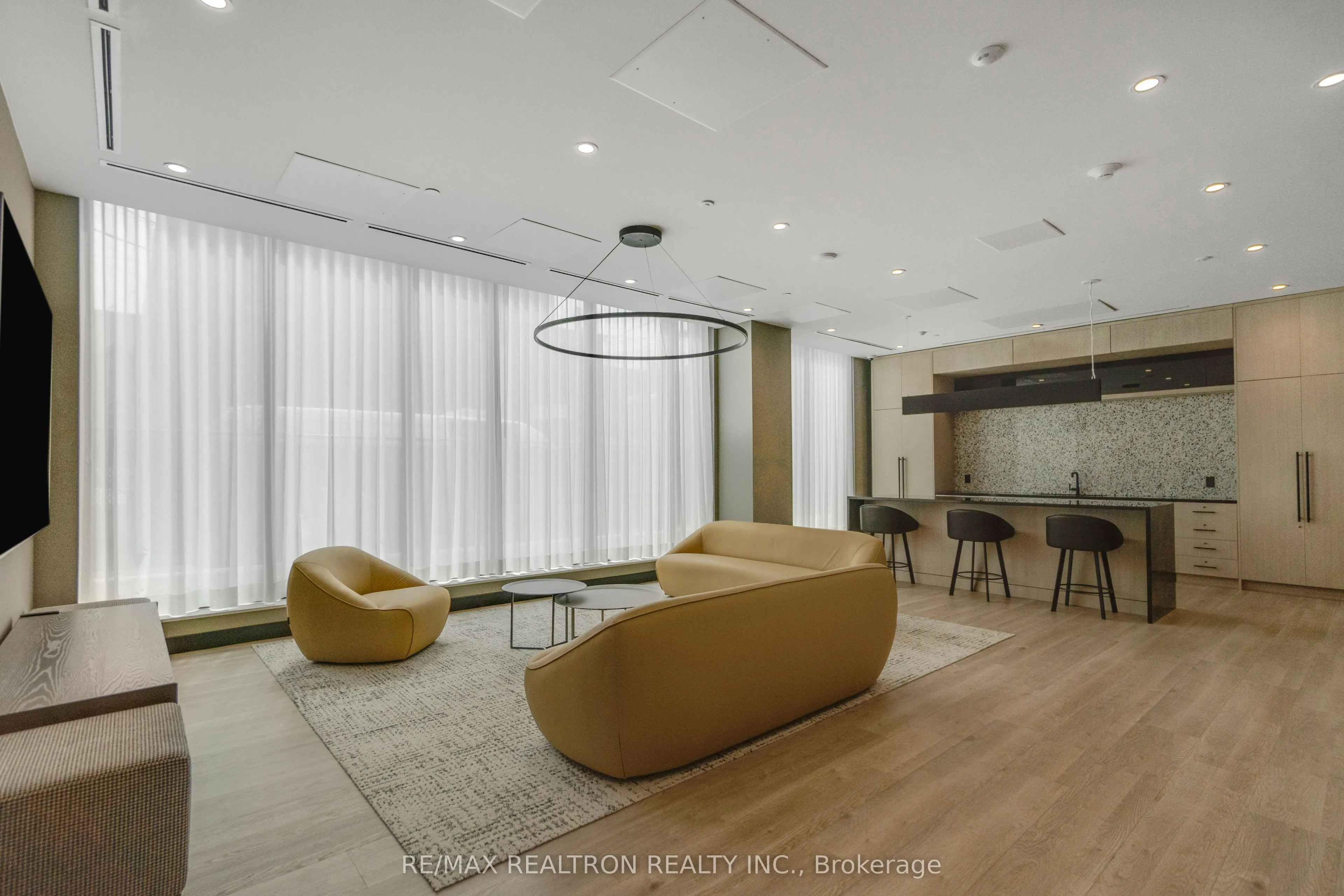 664 Spadina Avenue #404
