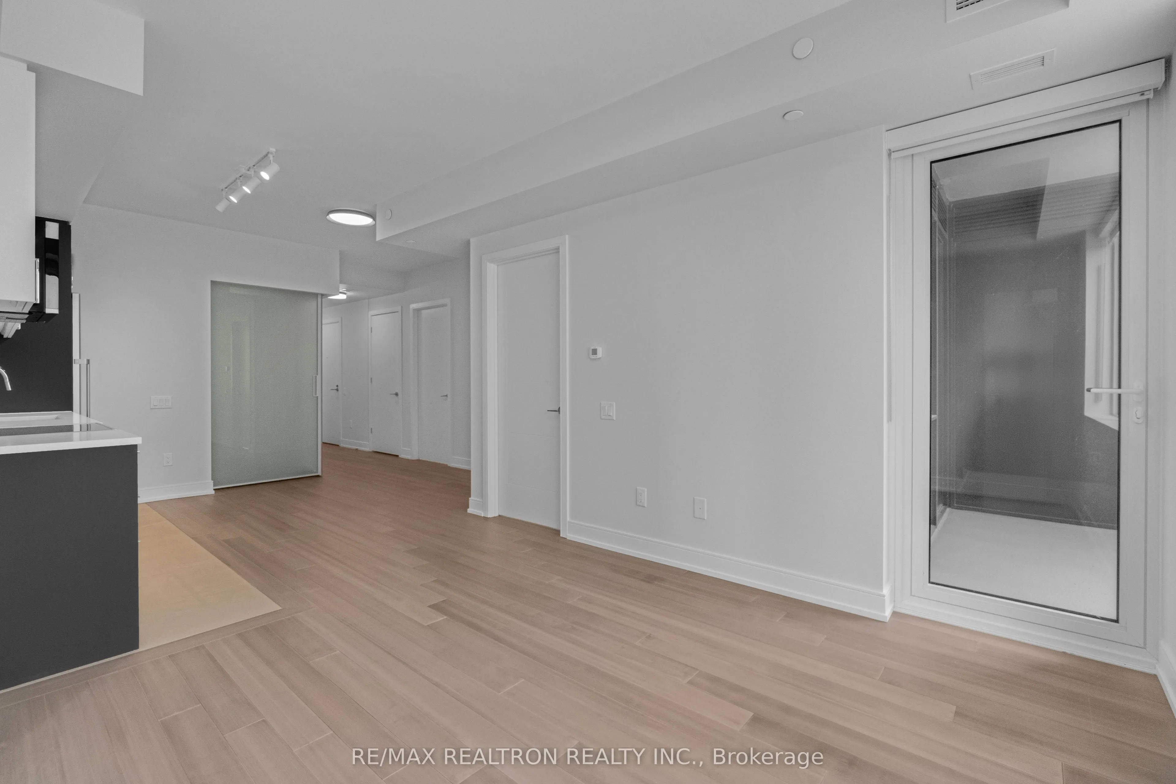 664 Spadina Avenue #404