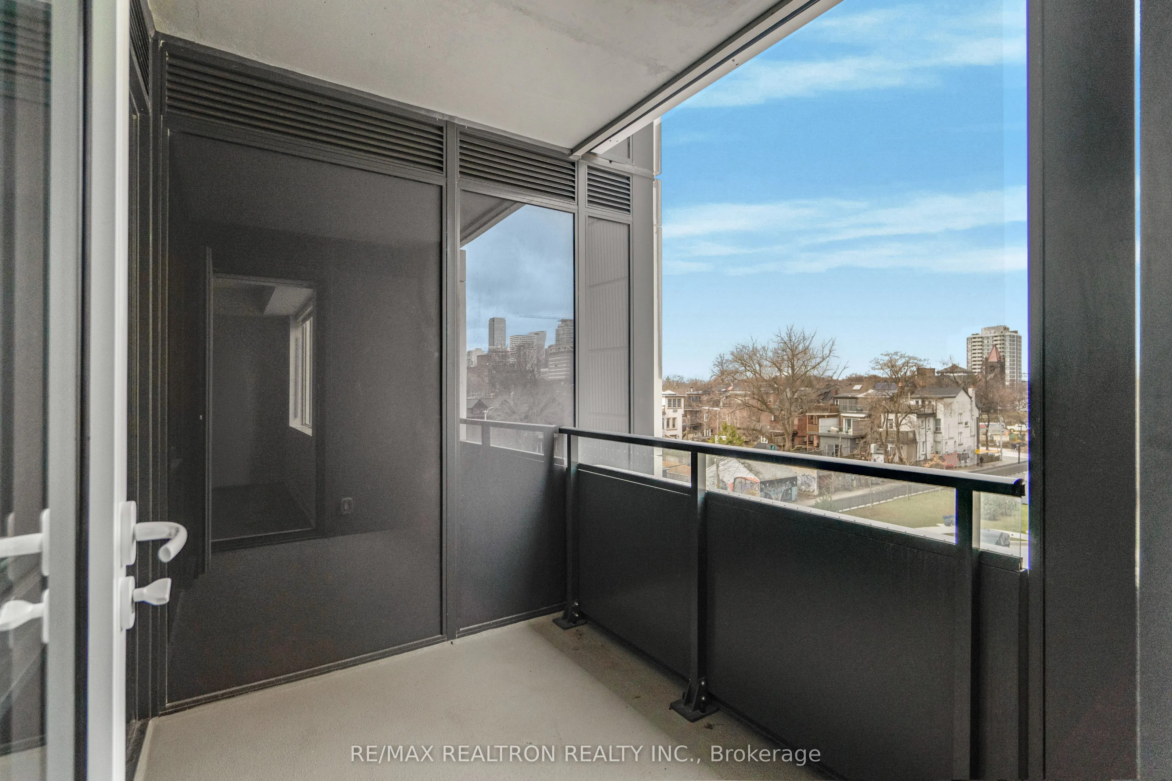 664 Spadina Avenue #404