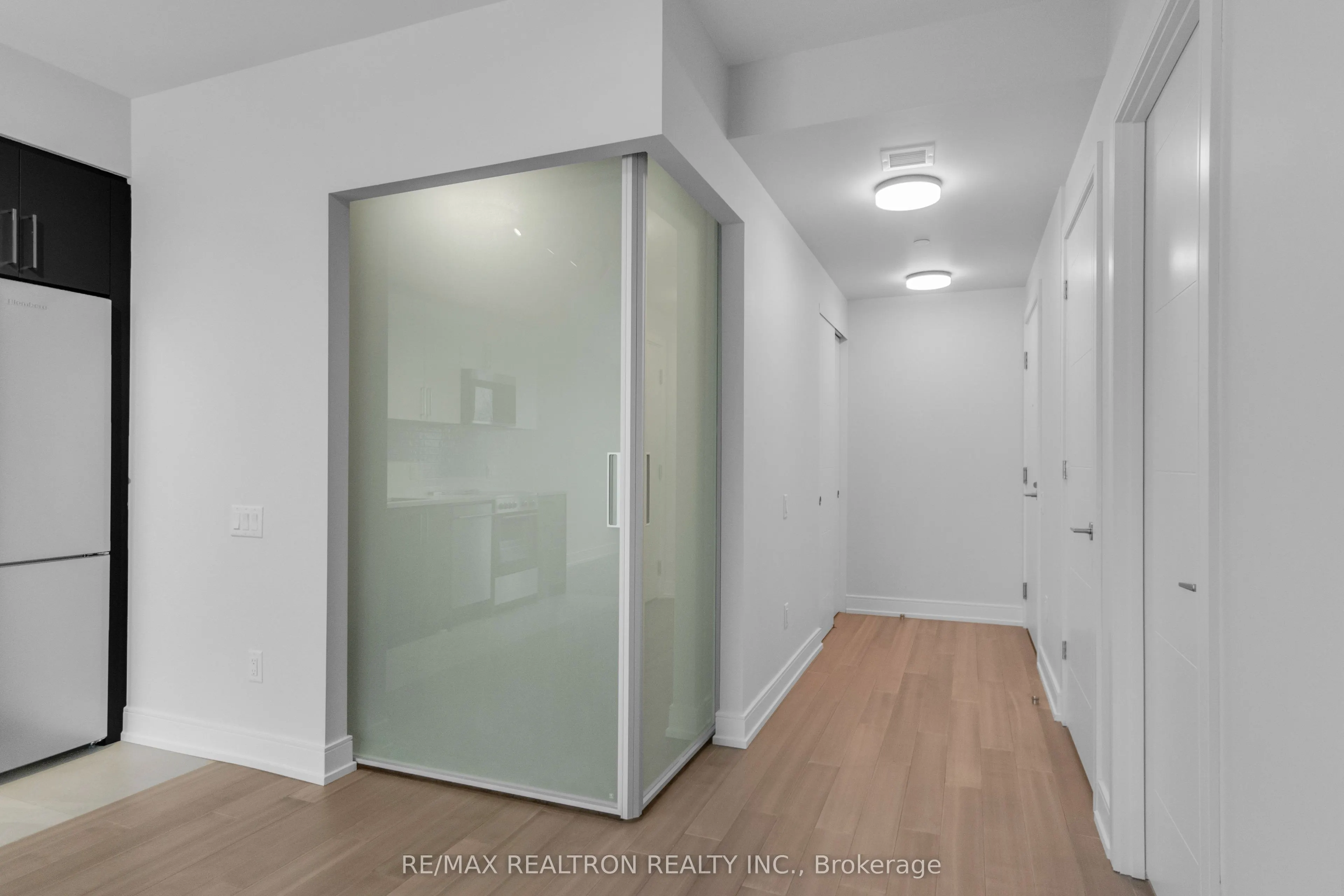 664 Spadina Avenue #404