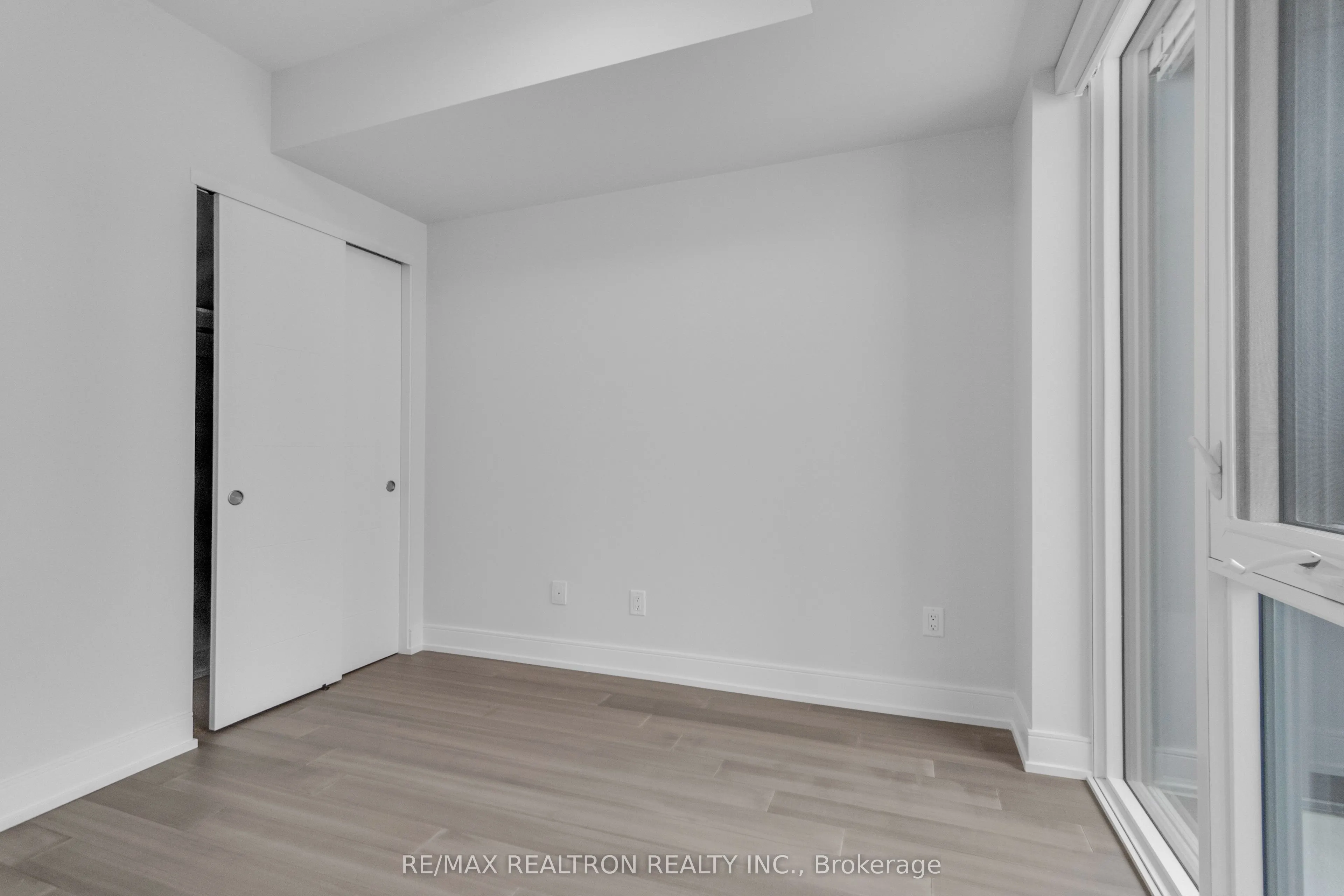 664 Spadina Avenue #404