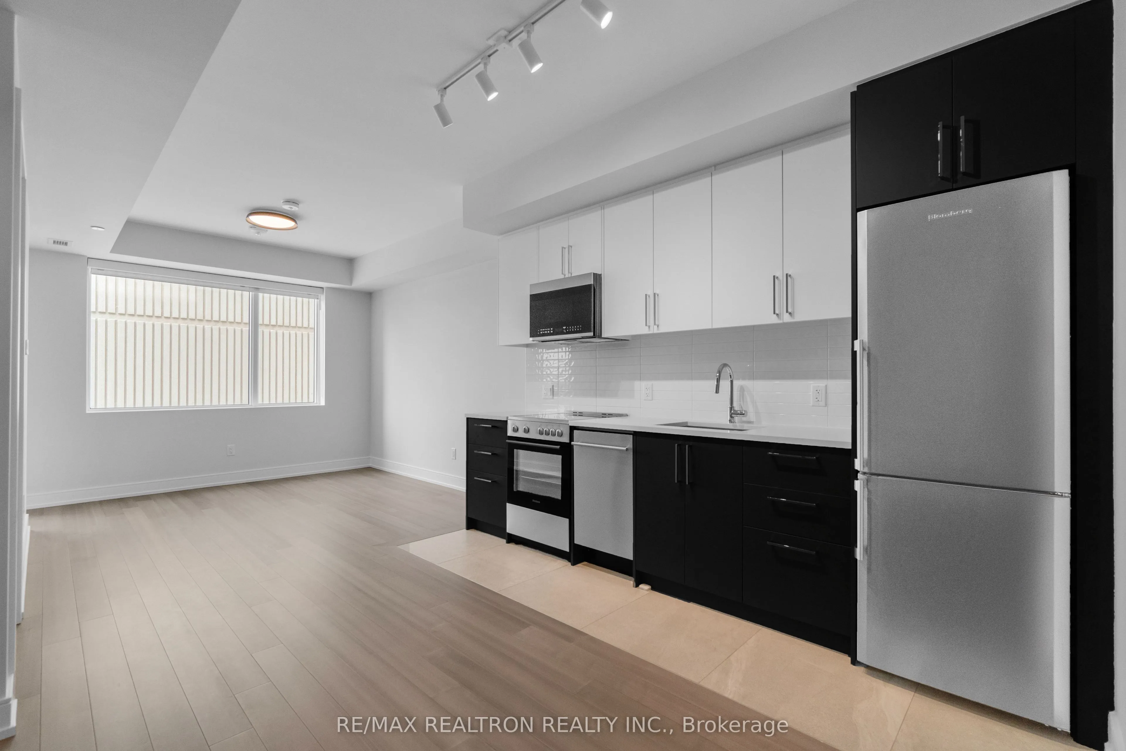 664 Spadina Avenue #404