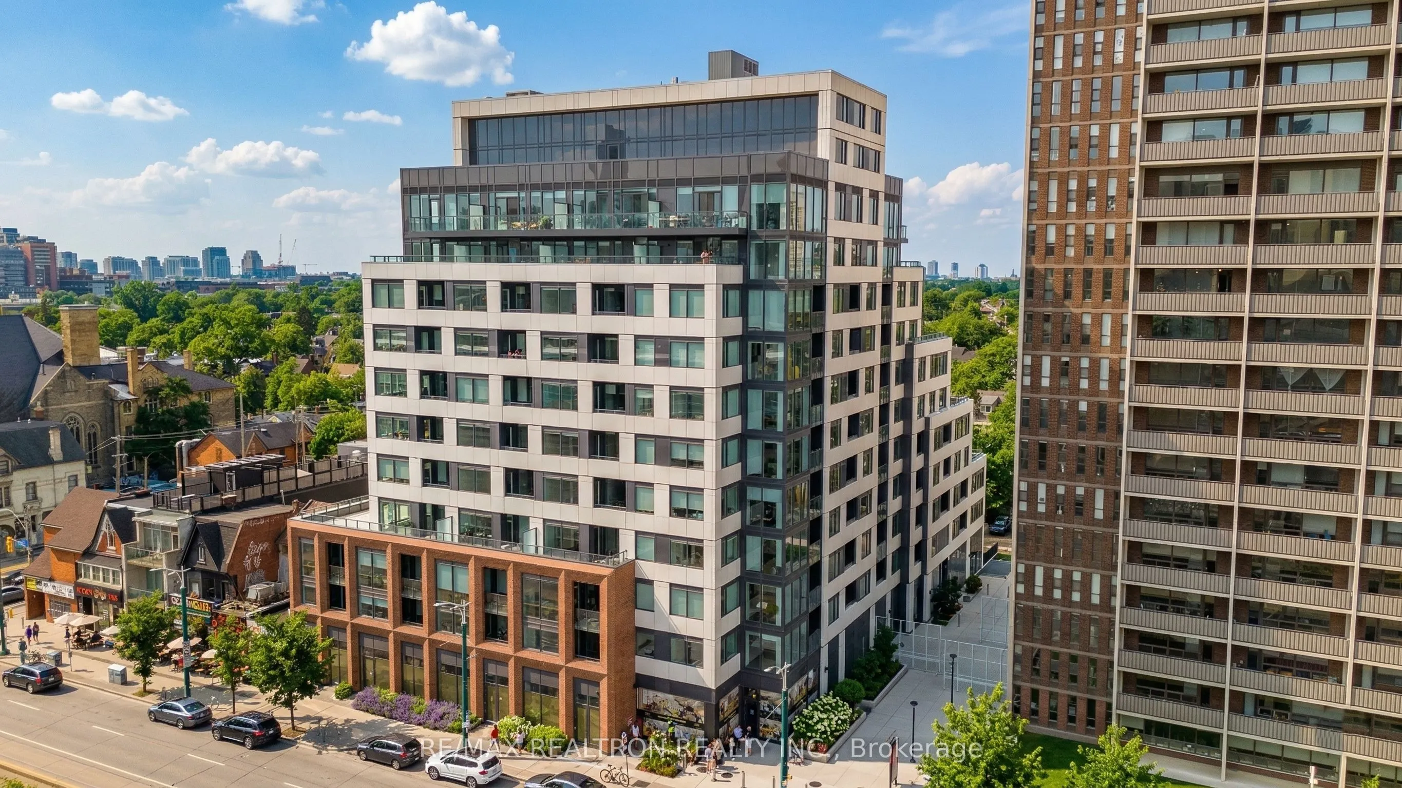 664 Spadina Avenue #404