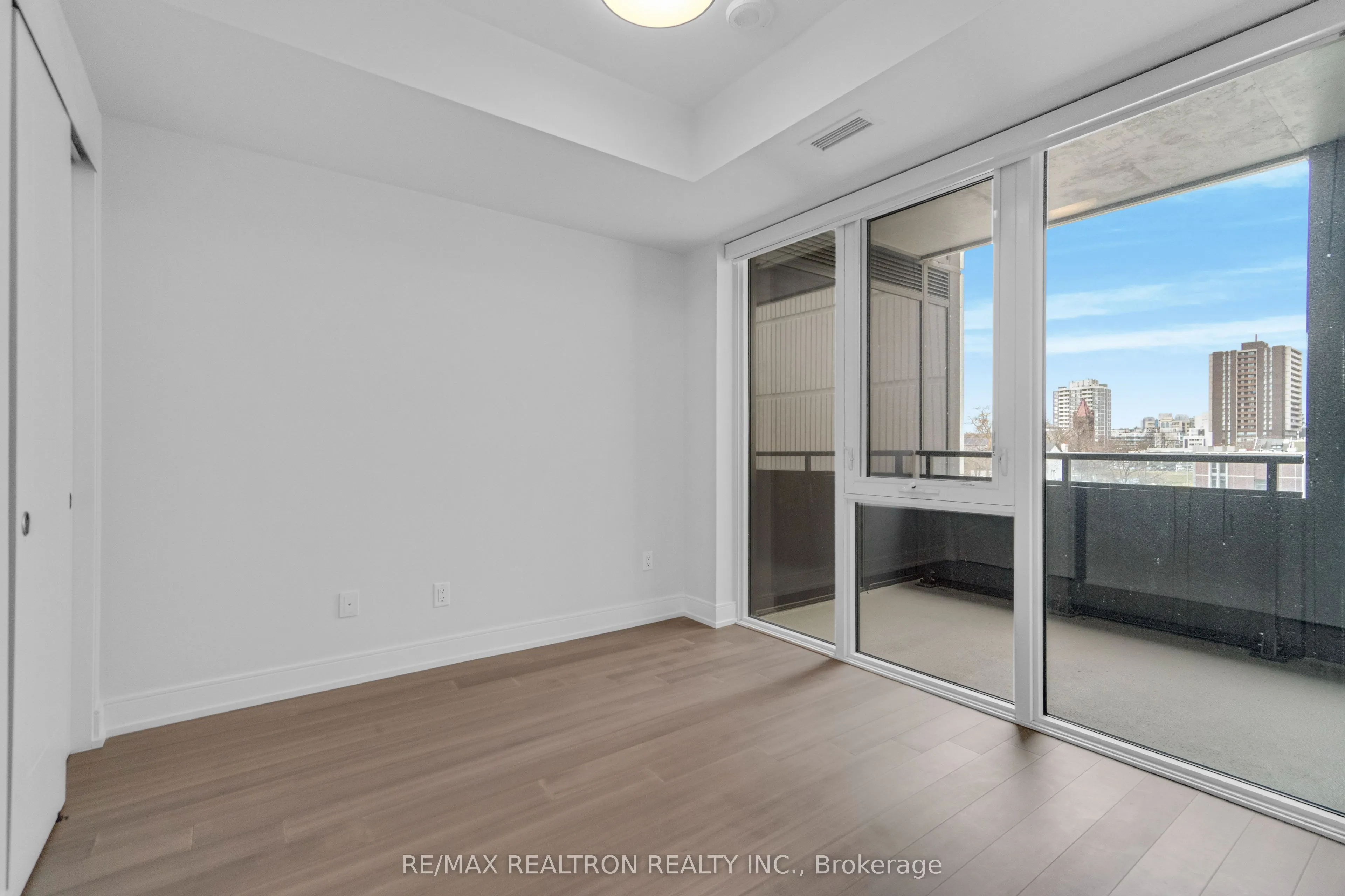 664 Spadina Avenue #404