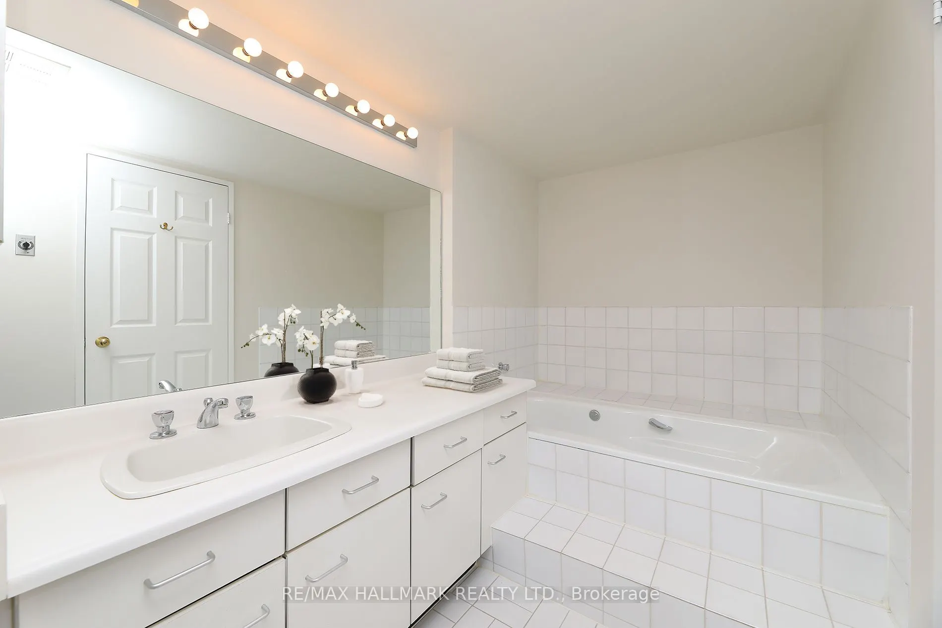 10 Kenneth Avenue #1704