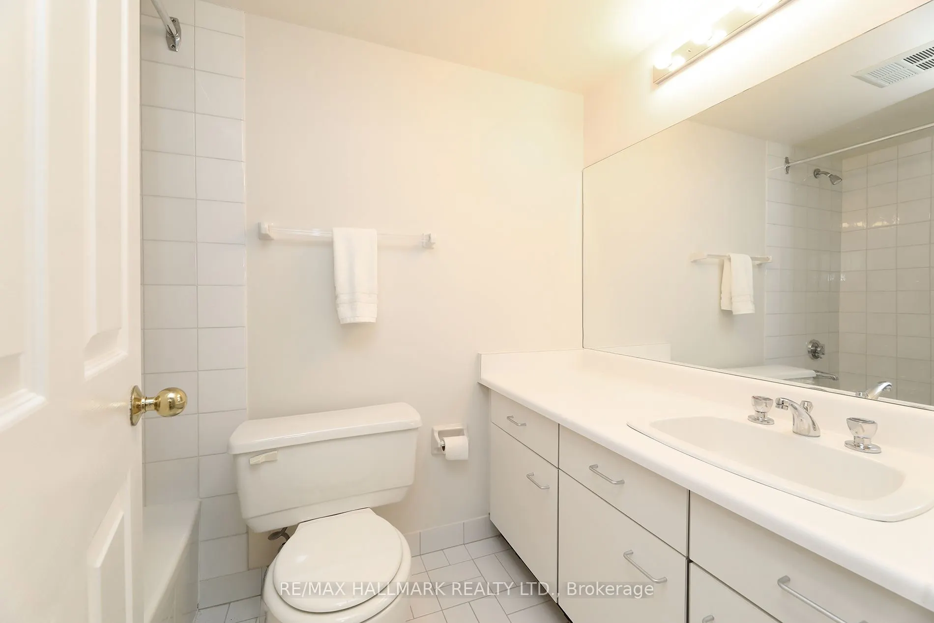 10 Kenneth Avenue #1704